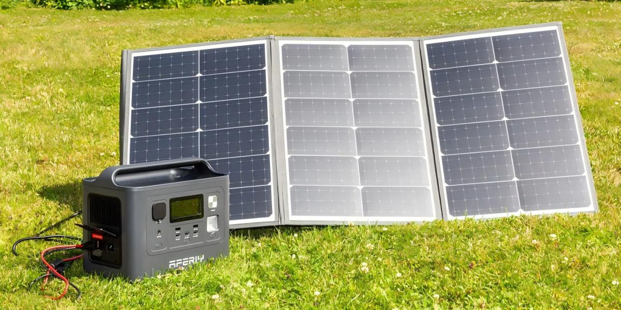 Una central eléctrica portátil con panel solar en el césped.