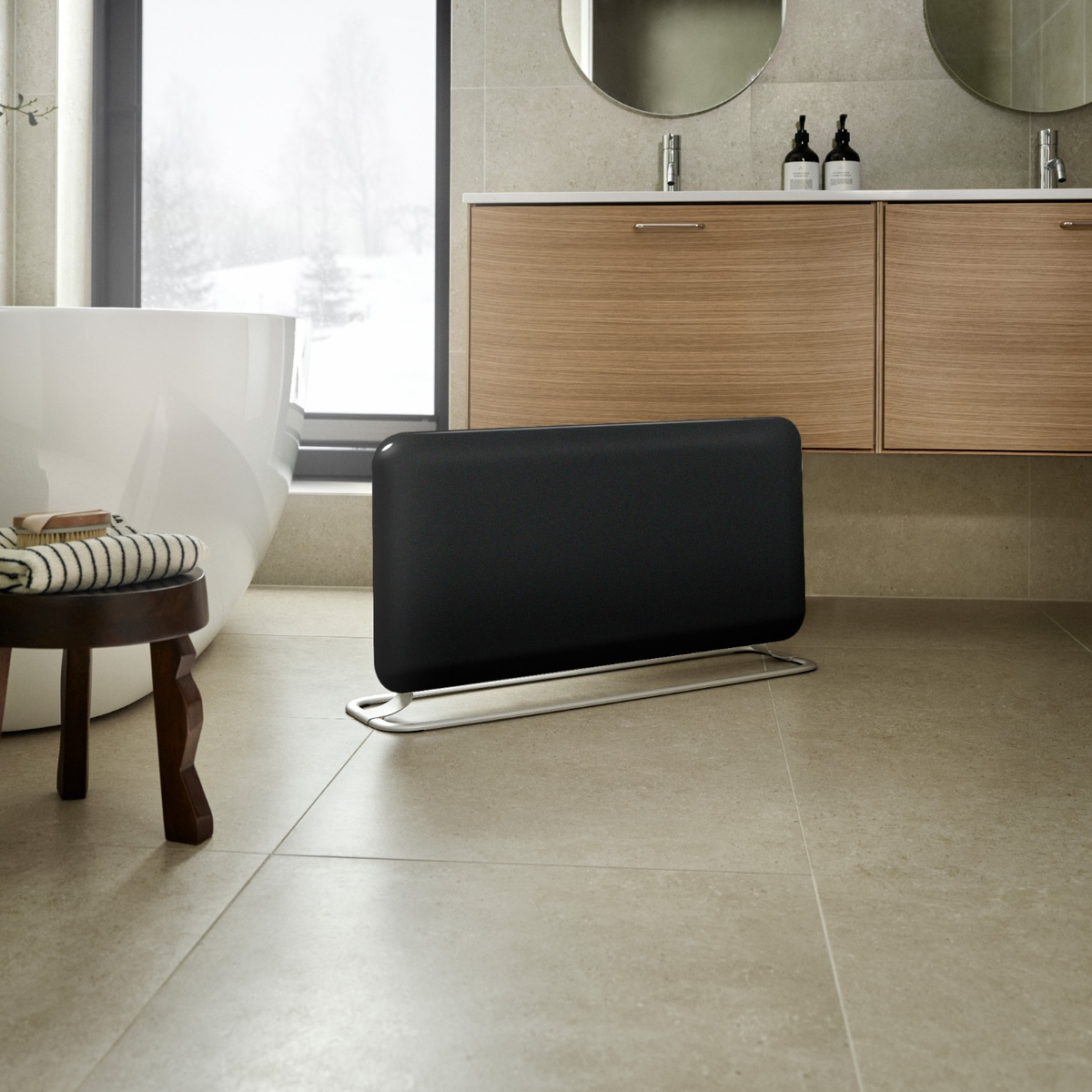 Un'elegante stufa nera è posata sul pavimento piastrellato di un bagno vicino a una vasca.