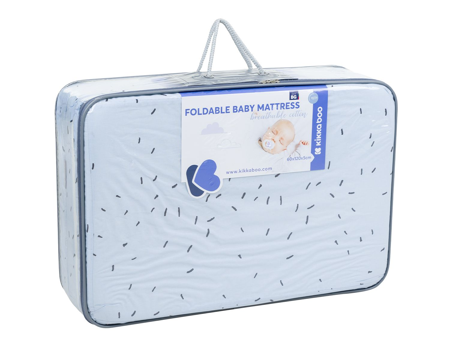 Eine faltbare Baby-Matratze in einer transparenten Tragetasche mit grauem Muster auf hellem Stoff.