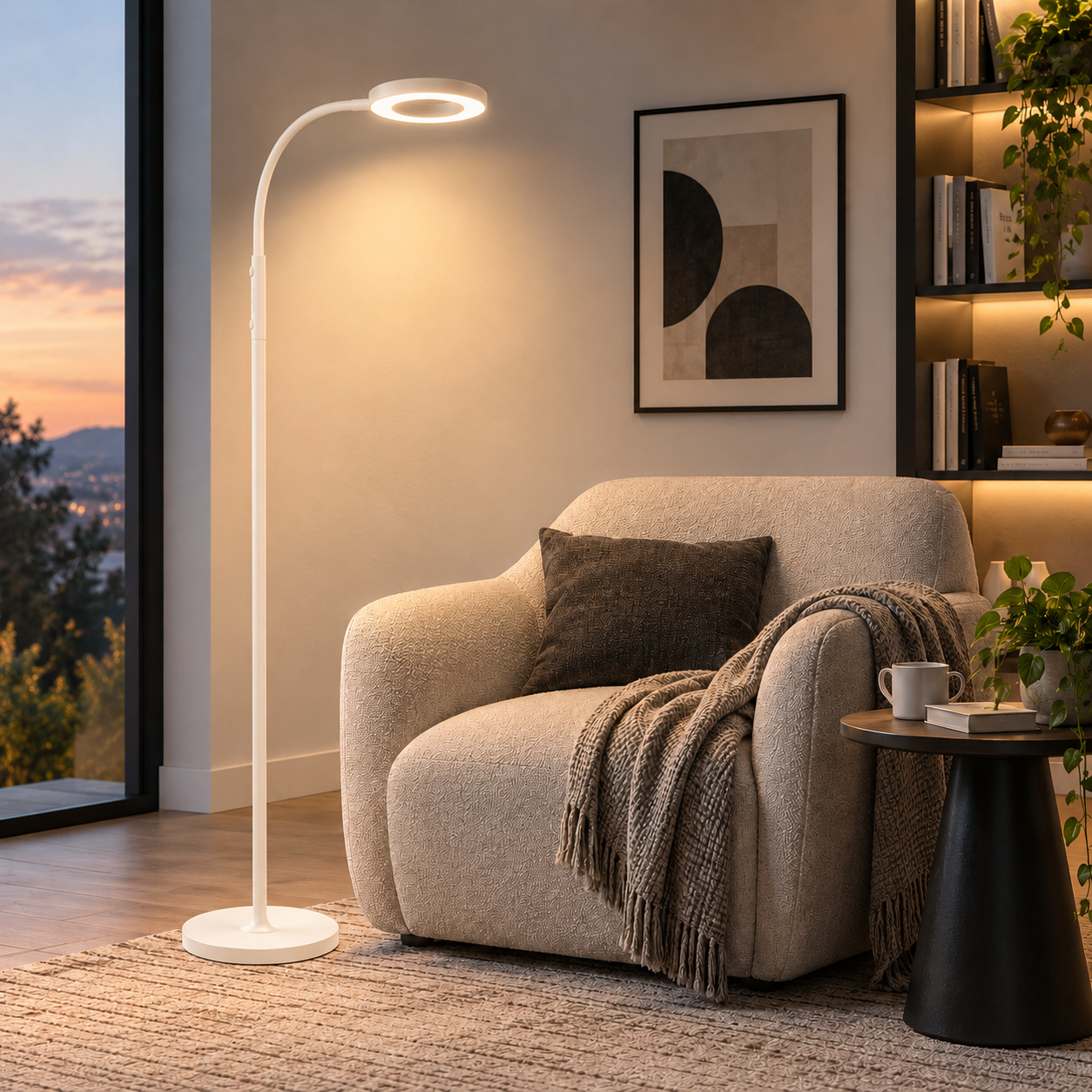 Una lámpara de pie blanca ilumina un sillón acogedor en una sala de estar moderna.