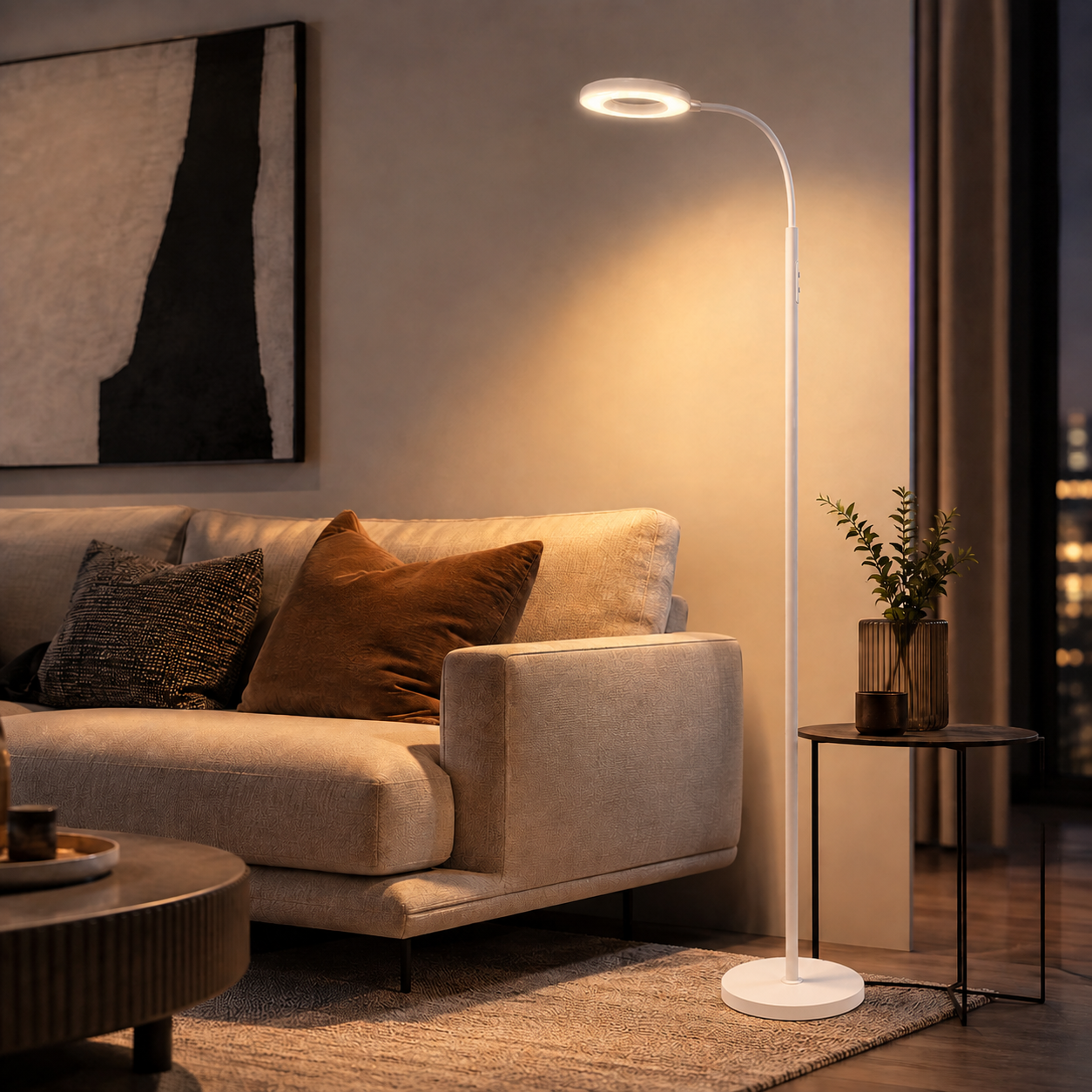 Una lámpara de pie de arco blanco ilumina una sala de estar moderna con un sofá y plantas.