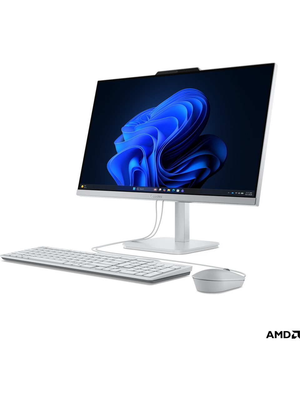 Beyaz arkaplanda klavye ve fare bulunan beyaz bir Lenovo hepsi bir arada masaüstü bilgisayar.
