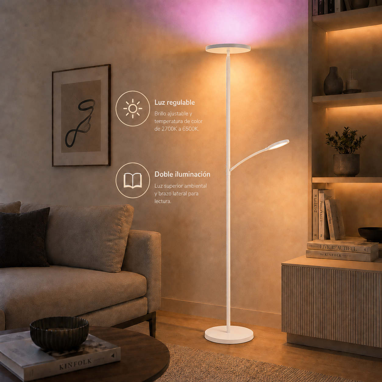 Una lámpara de pie blanca con dos luces se encuentra junto a un sofá en una sala de estar decorada modernamente.