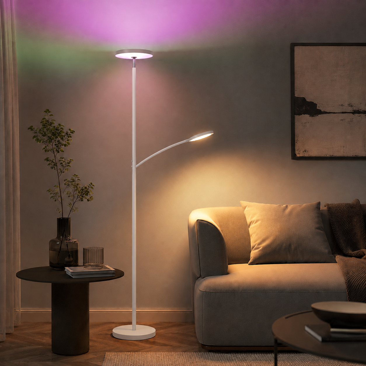 Una lámpara de pie blanca con efectos de luz coloridos se encuentra al lado de un sofá en una habitación moderna.