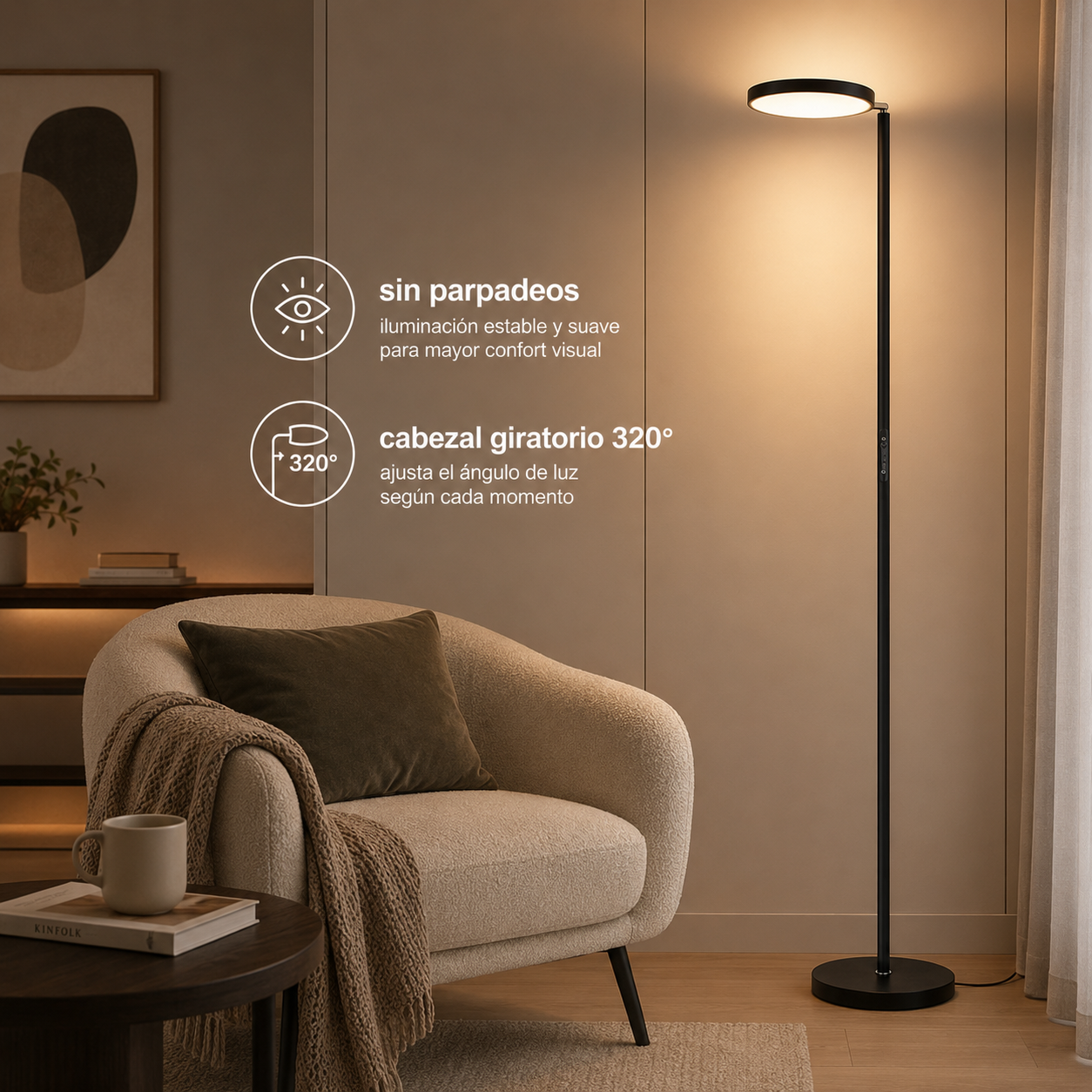 Lámpara de pie moderna junto a un sillón acogedor en una habitación iluminada.