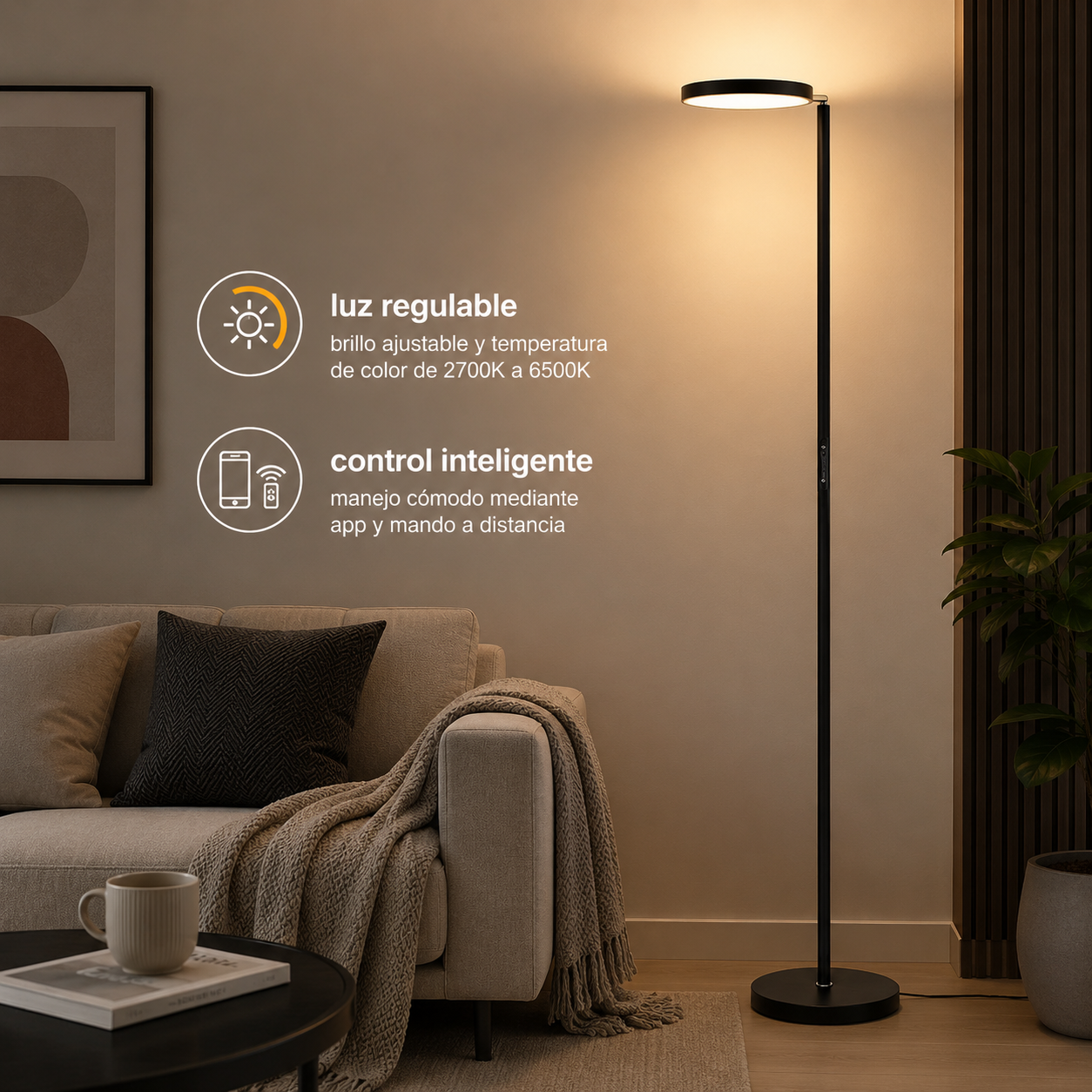 Una lámpara de pie negra ilumina una sala con un sofá, una mesa de centro y una planta.