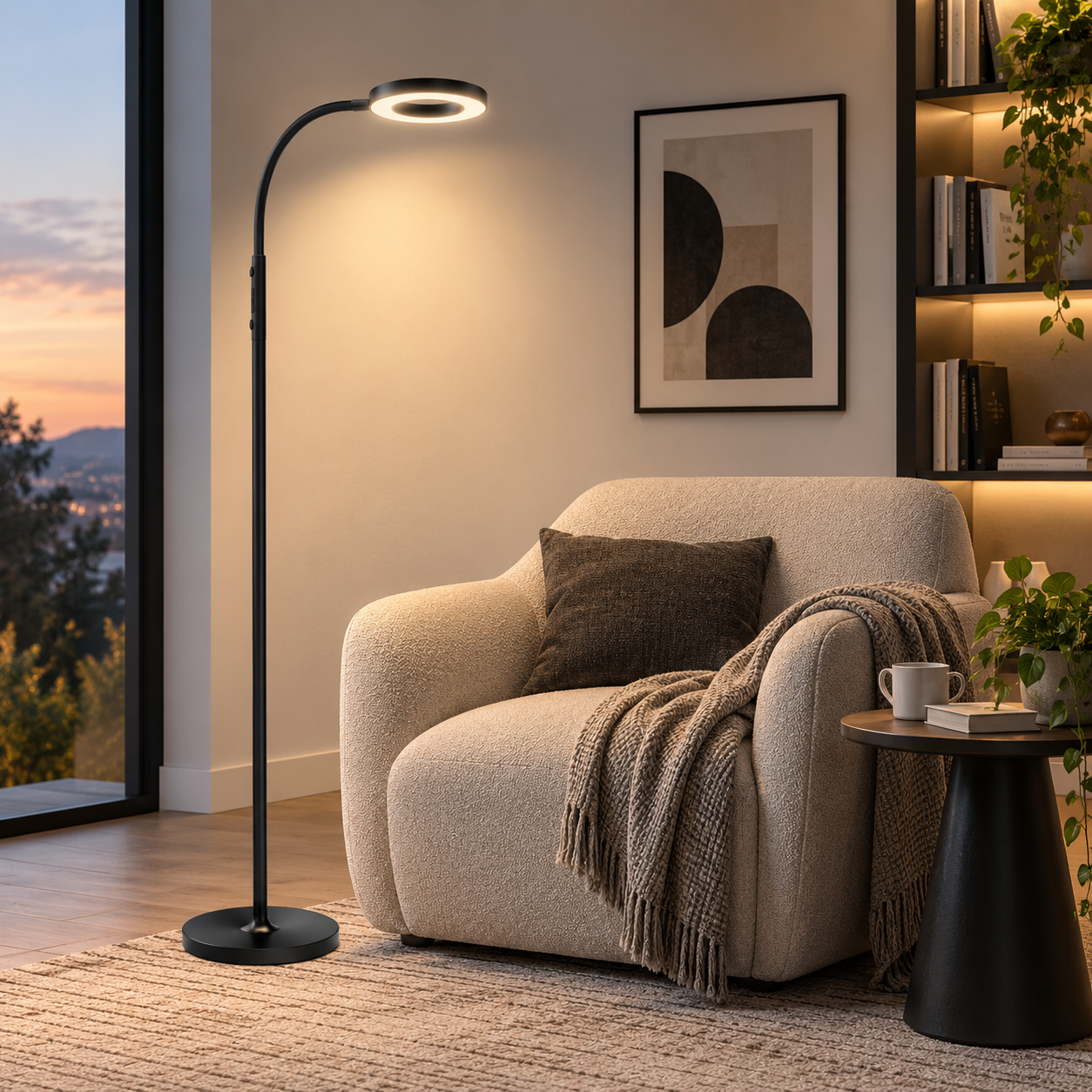 Una lámpara de pie arqueada negra ilumina un sillón acogedor en una sala moderna.