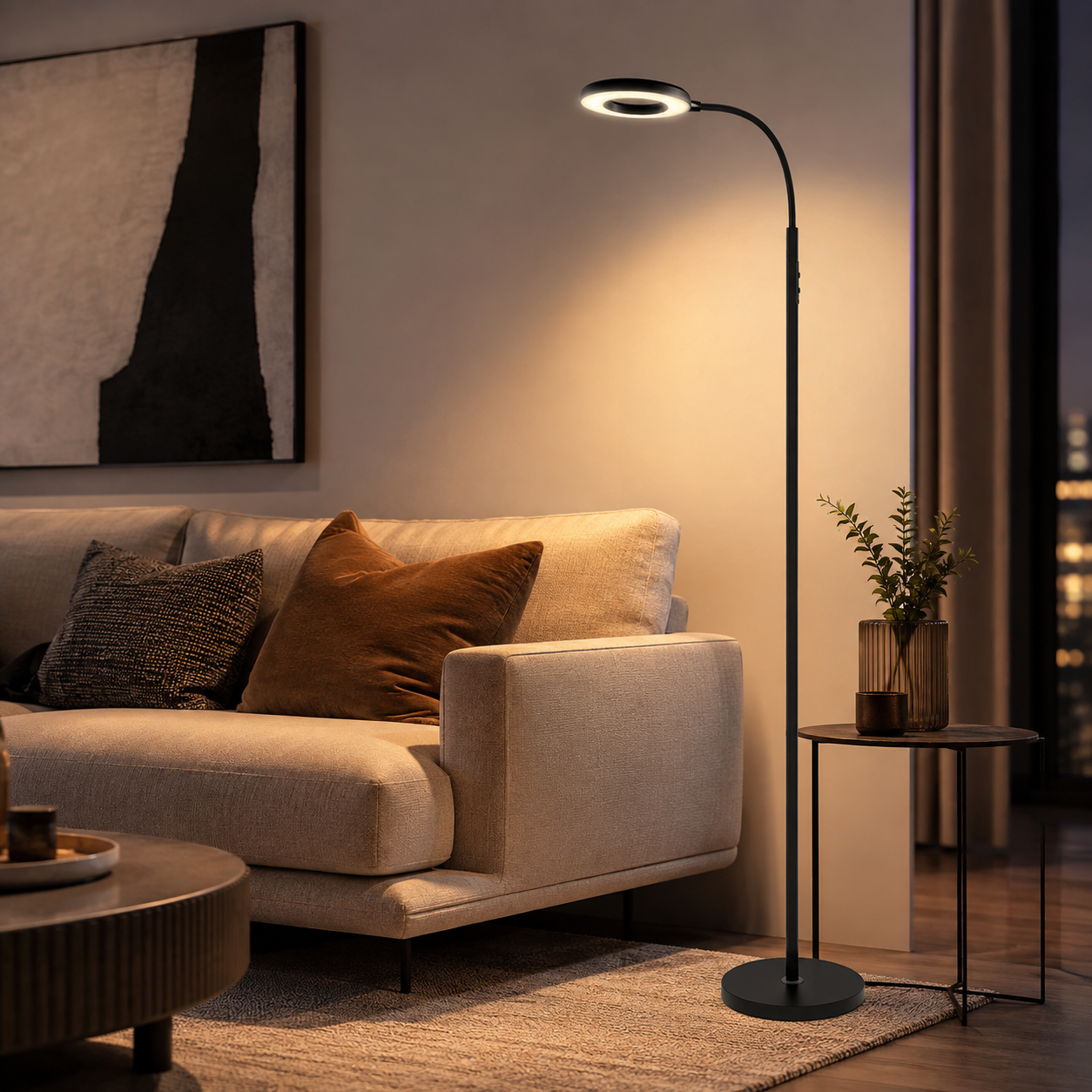 Una lámpara de pie de arco negro con luces LED redondas ilumina una sala de estar moderna con un sofá.