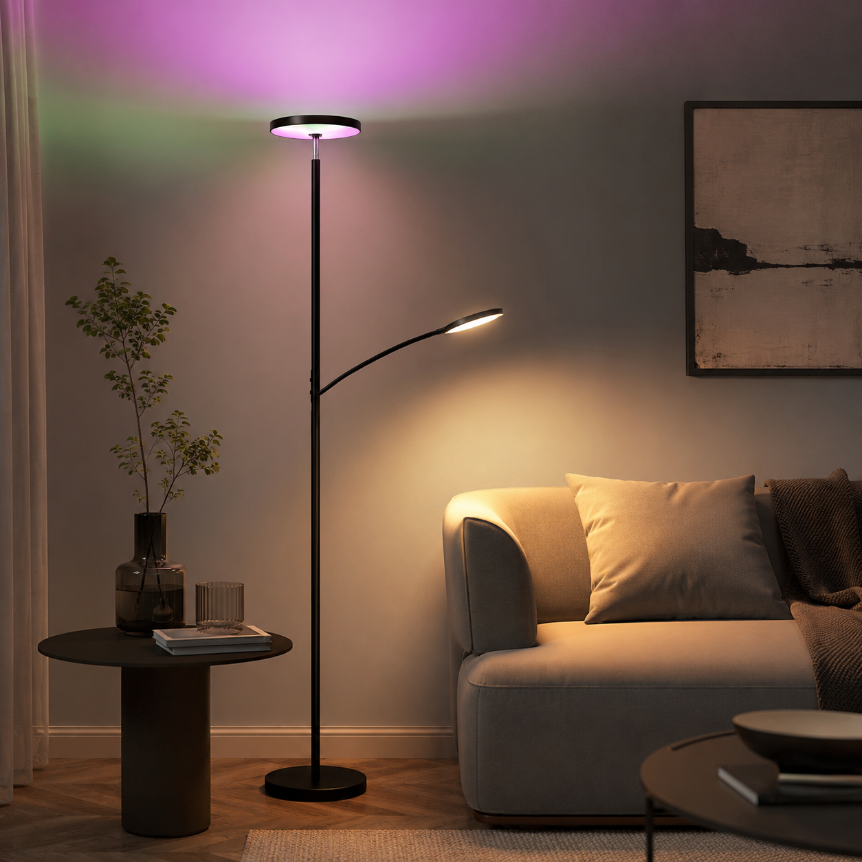 Lámpara de pie moderna con foco de techo de color y luz de lectura en una sala acogedora.