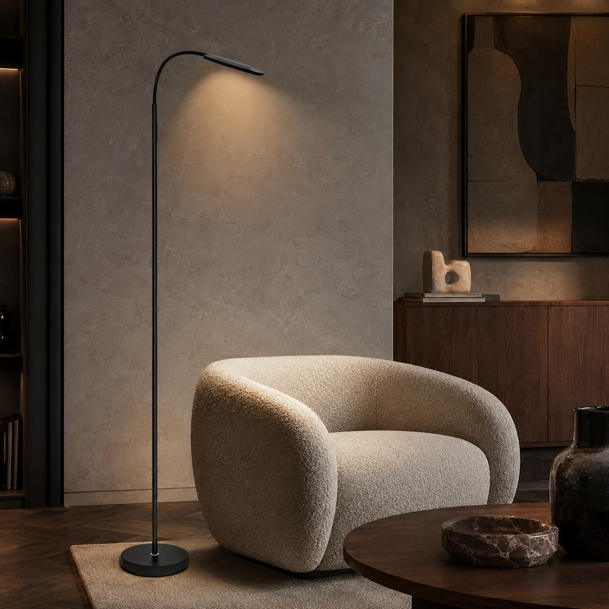 Una lámpara de pie iluminada está junto a un sillón suave en una habitación elegante.