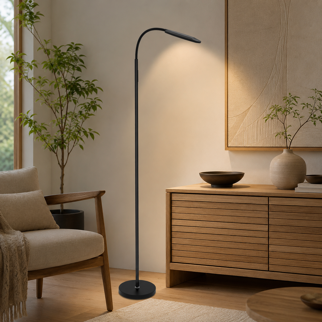 Una lámpara de pie negra ilumina un mueble de madera, sillón y plantas de interior en una sala luminosa.