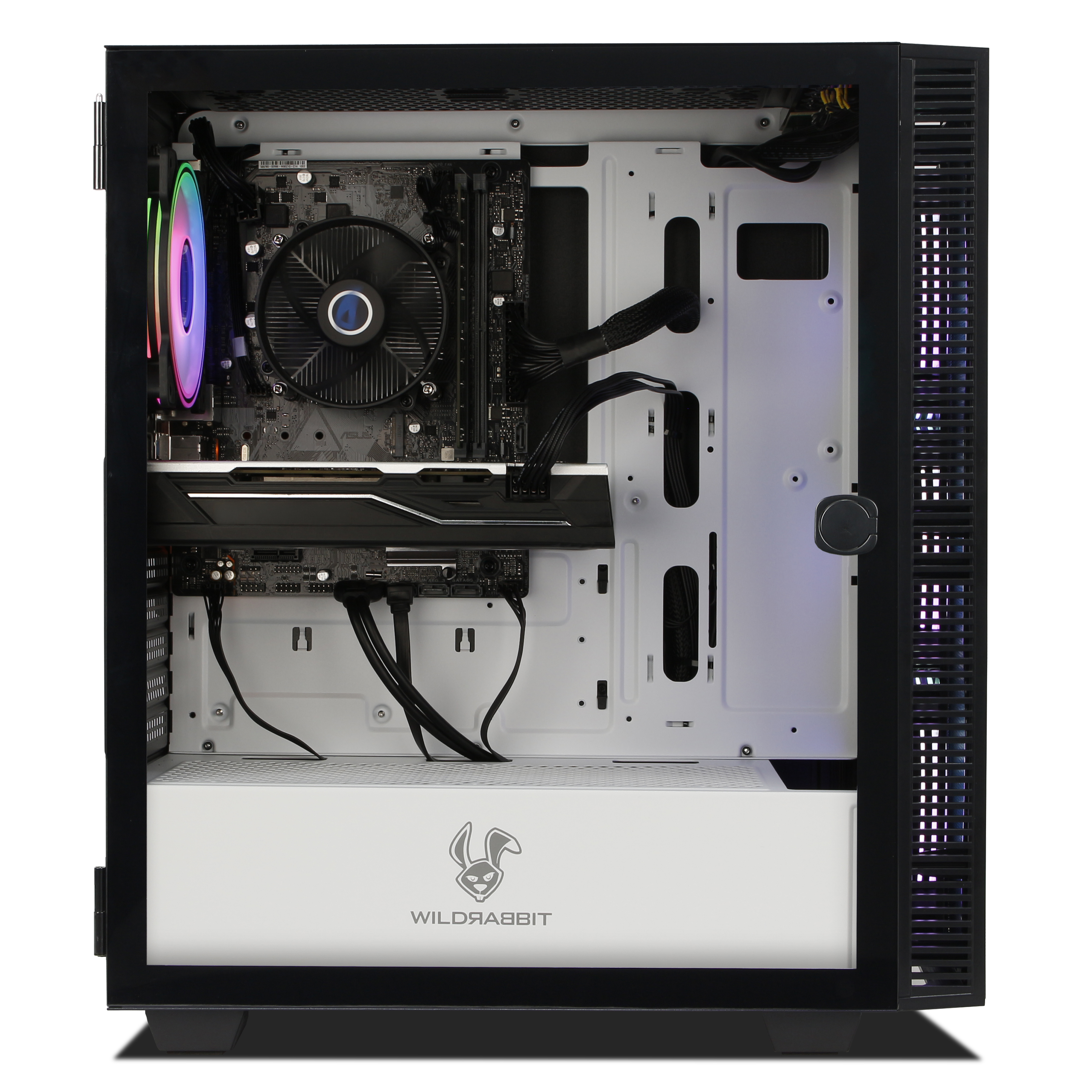 Geöffnete PC-Gehäuse mit internen Komponenten, beleuchtetem Lüfter und Wildrabbit-Logo.