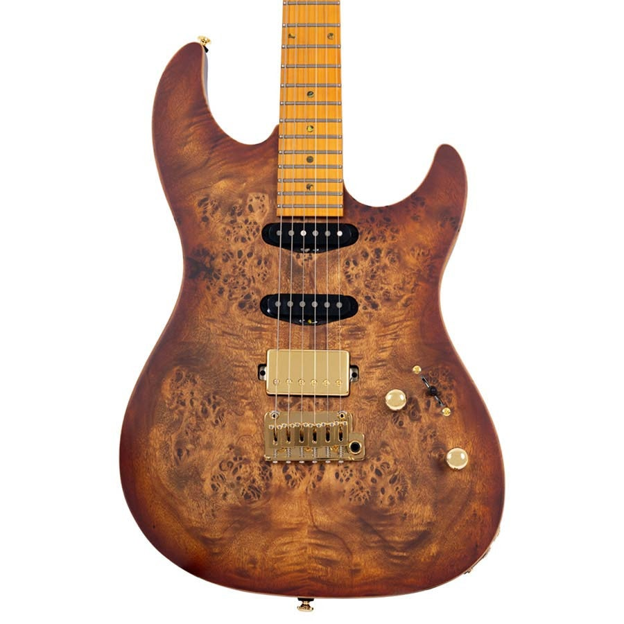 Kök ceviz kaplamalı, altın renkli donanımlı ve akçaağaç saplı bir elektro gitar.