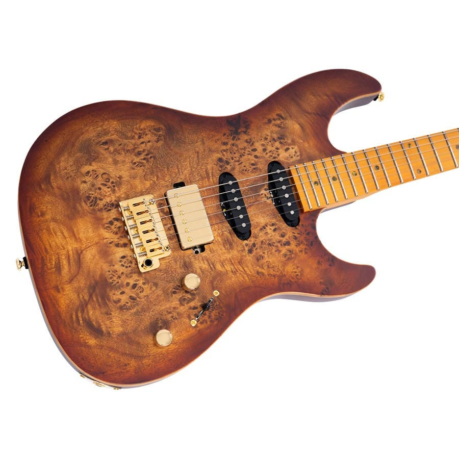Kahverengi kök ahşap kaplamalı, altın donanımlı ve üç mıknatıslı elektro gitar gövdesi.