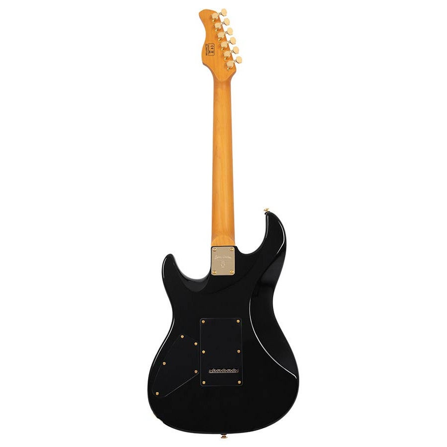 Beyaz arka planda açık ahşap saplı ve altın donanımlı siyah bir elektro gitarın arka görünümü.