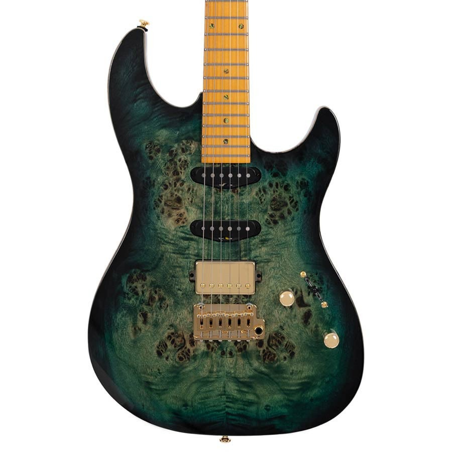 Yeşil kök ahşap kaplamalı, altın renkli donanımlı ve akçaağaç saplı bir elektro gitar gövdesi.