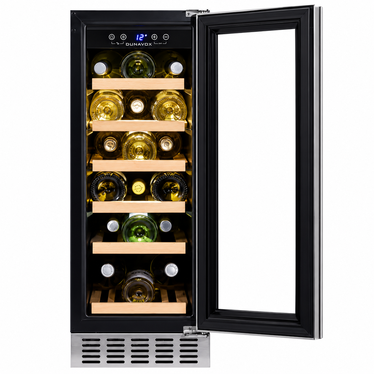 Una cantinetta per vini nera con porta in vetro e ripiani in legno è piena di bottiglie di vino.