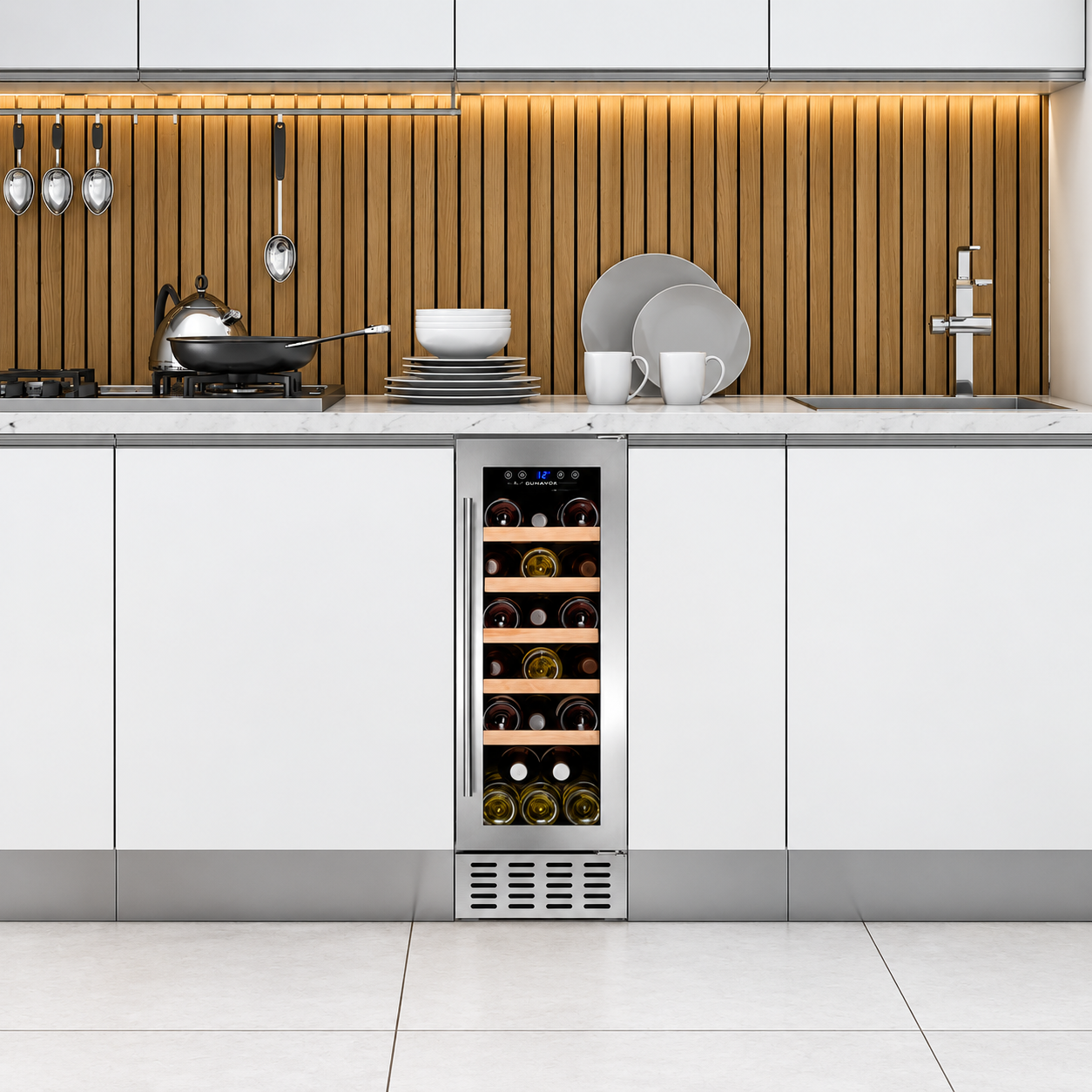 Cucina moderna con mobili bianchi, pannelli in legno e cantinetta per vini integrata.
