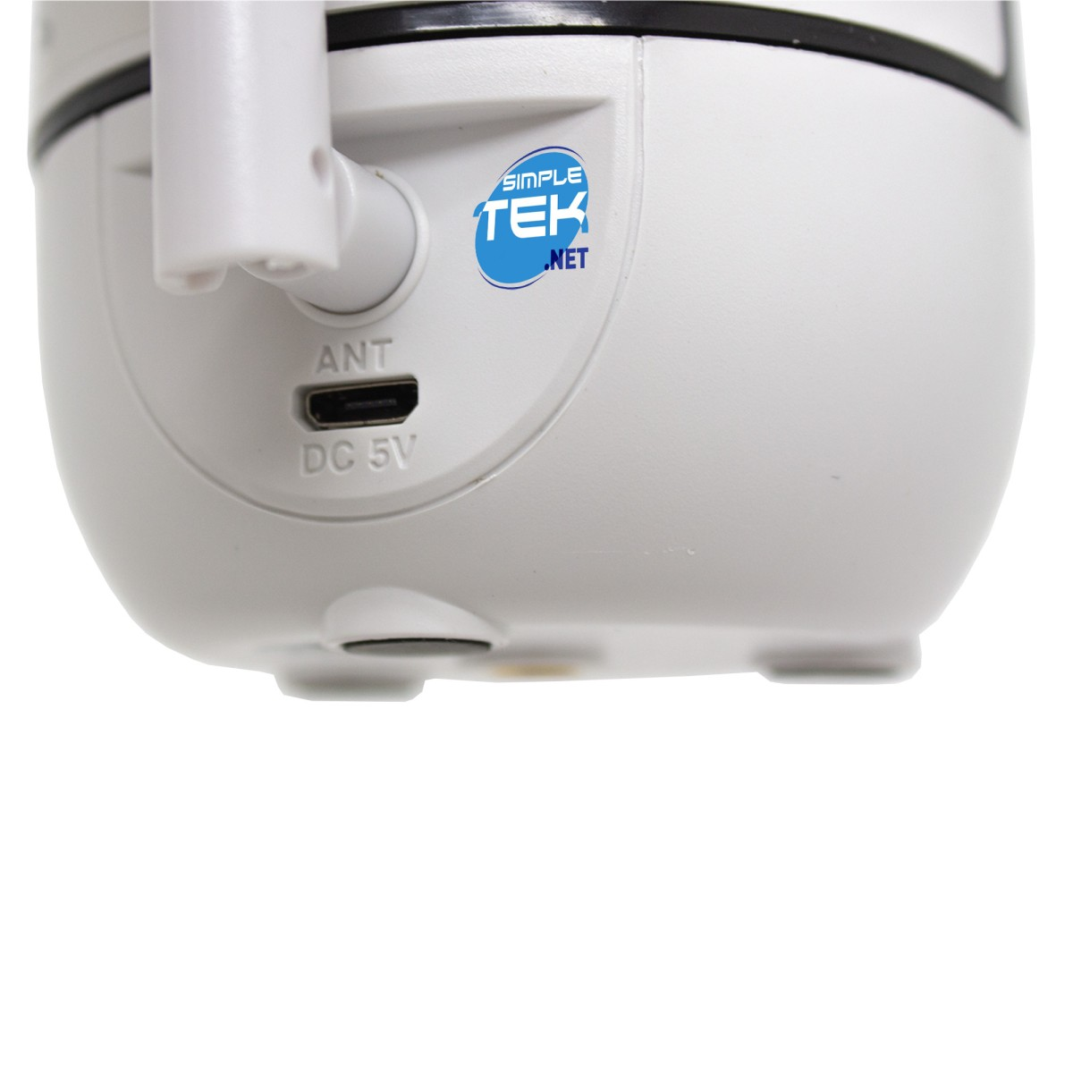 Primo piano della base di un dispositivo bianco con antenna, porta micro USB DC 5V e logo blu.