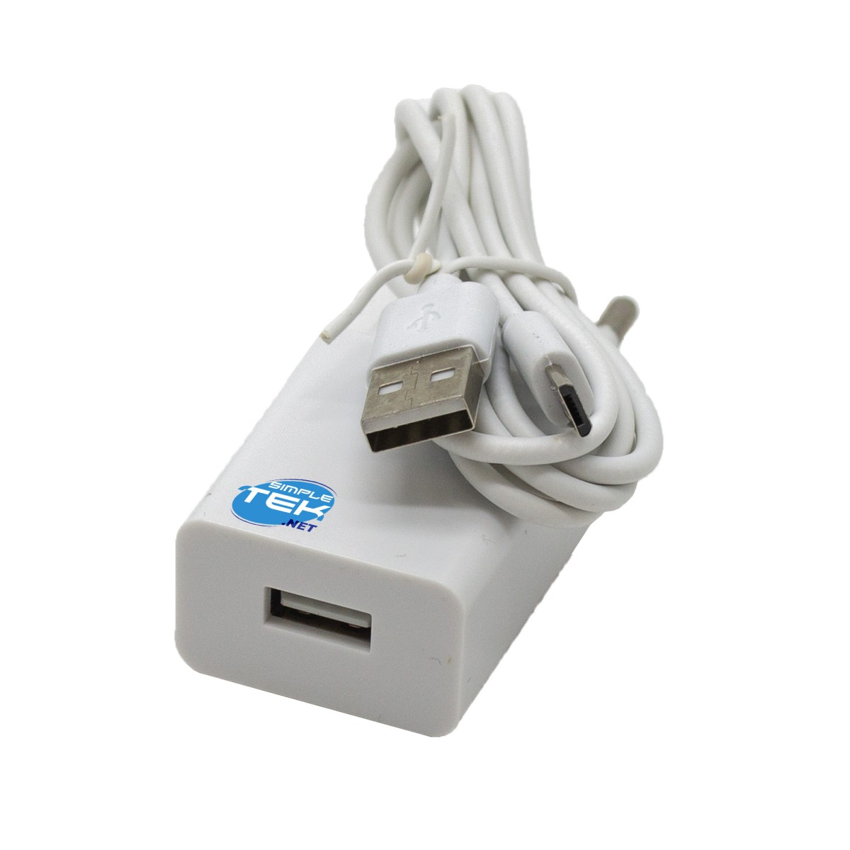 Un caricabatterie da muro USB bianco con porta integrata e cavo bianco arrotolato su sfondo bianco.