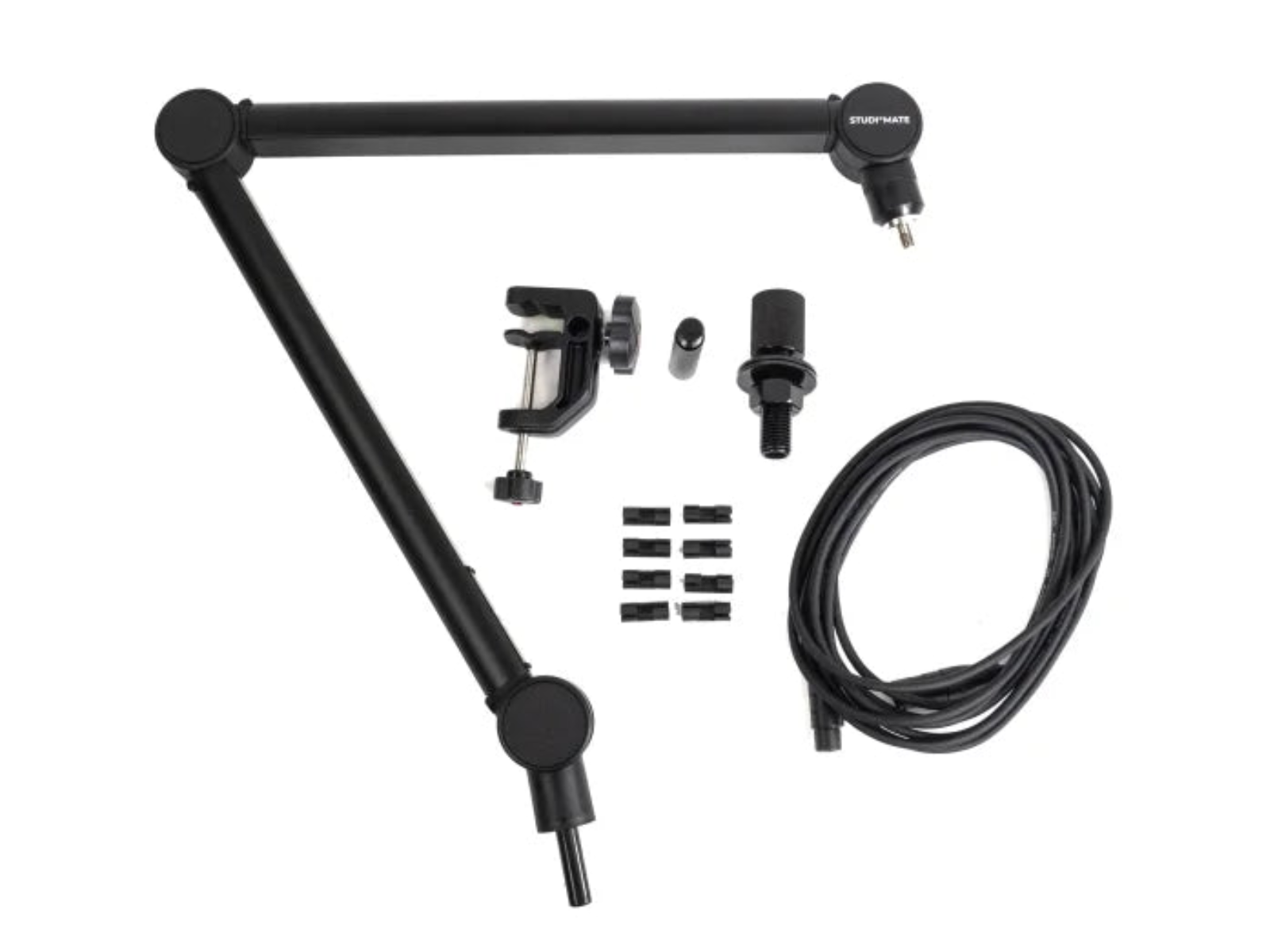 Ein schwarzer Schreibtisch-Mikrofonarm mit Tischklemme, Kabel, kleinen Adaptern und Clips auf weißem Hintergrund.