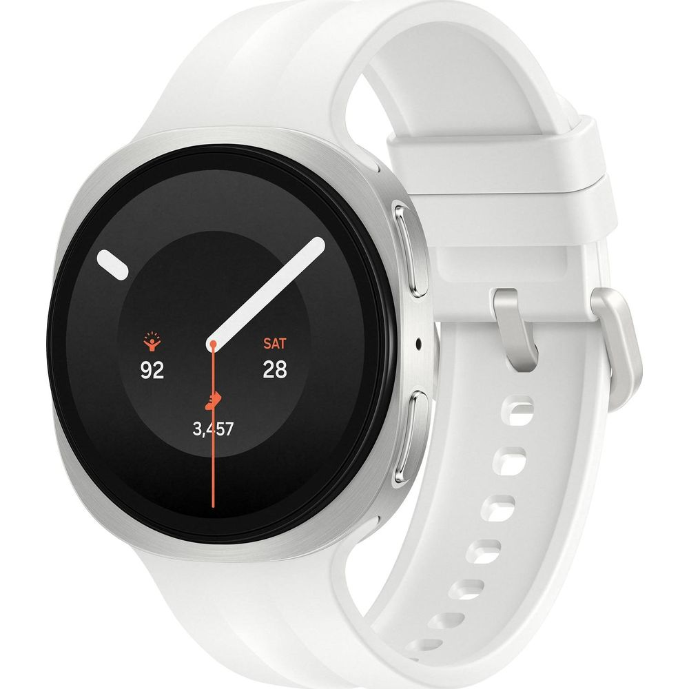 Eine weiße Smartwatch mit silbernem Gehäuse und Zifferblattanzeige für Datum, Schritte und Aktivität auf weißem Hintergrund.