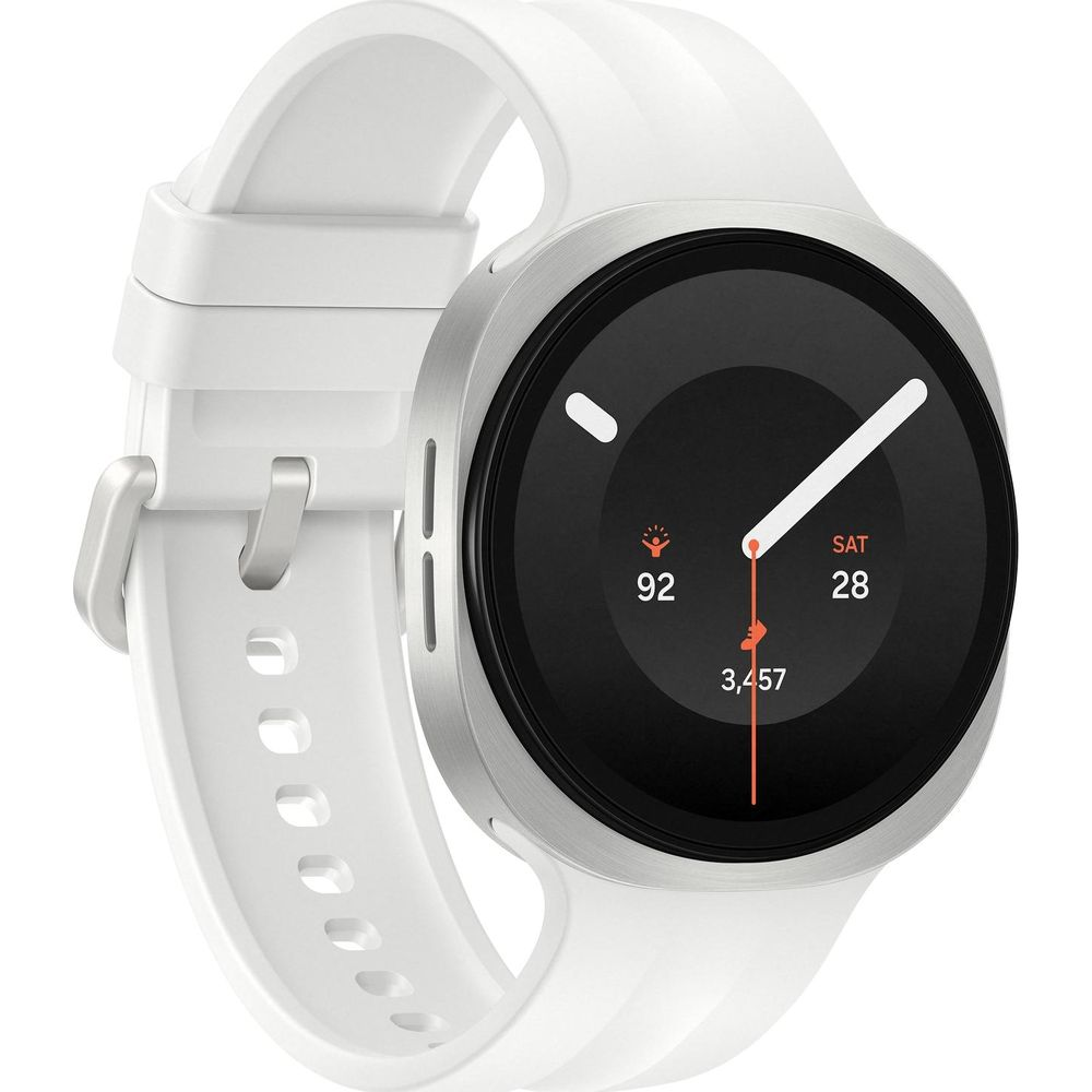 Eine weiße Smartwatch mit silbernem Gehäuse, schwarzem Zifferblatt und weißem Silikonarmband gegen weißen Hintergrund.