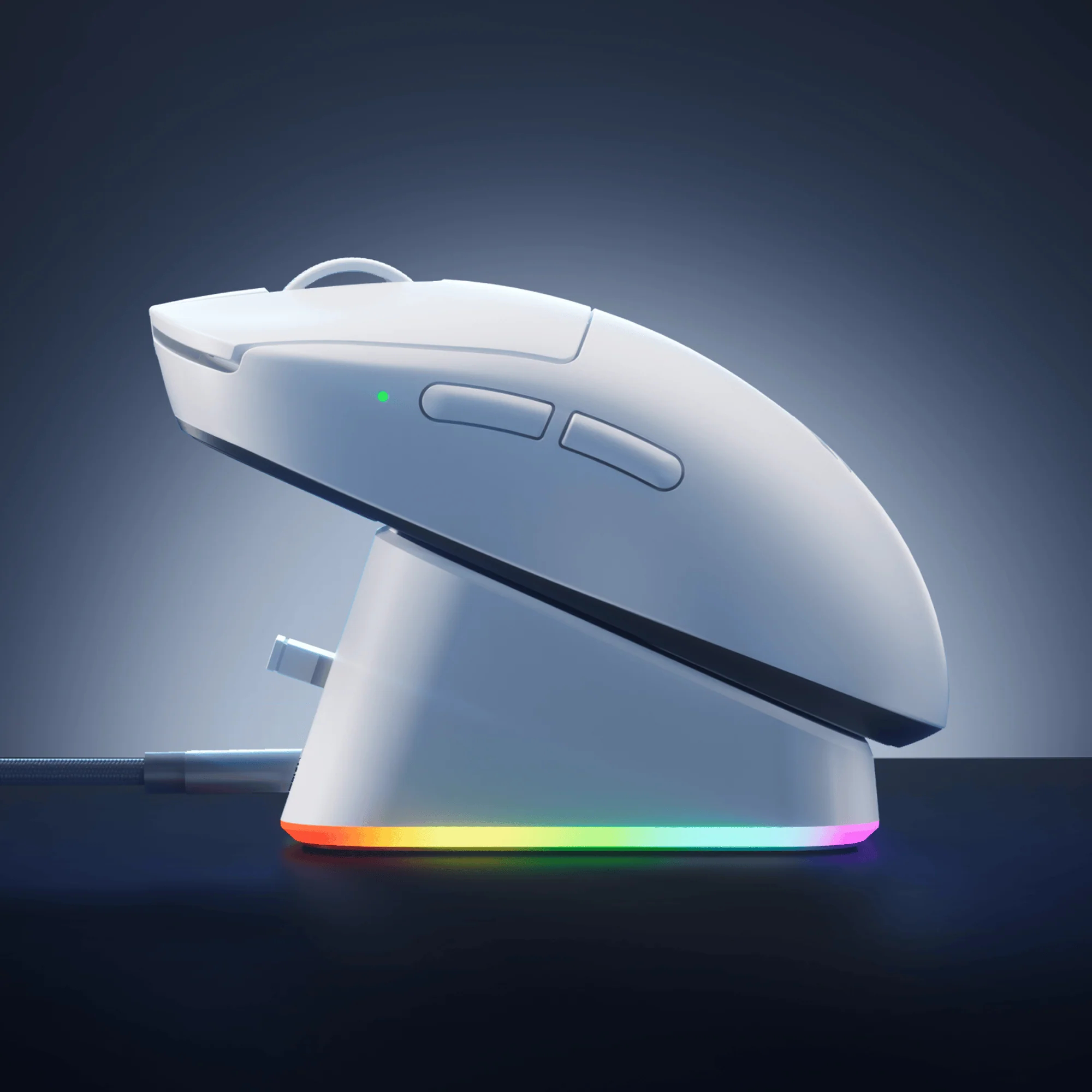 Biała mysz gamingowa na stacji ładującej z oświetleniem RGB na ciemnym tle.