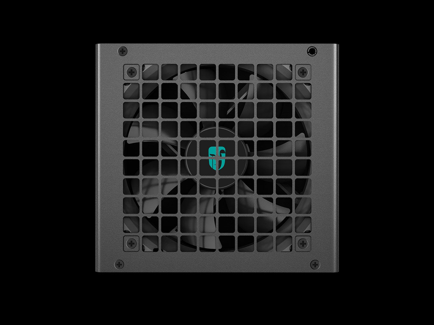 Czarny zasilacz do PC z kwadratową kratką i niebieskim logo w środku na czarnym tle.