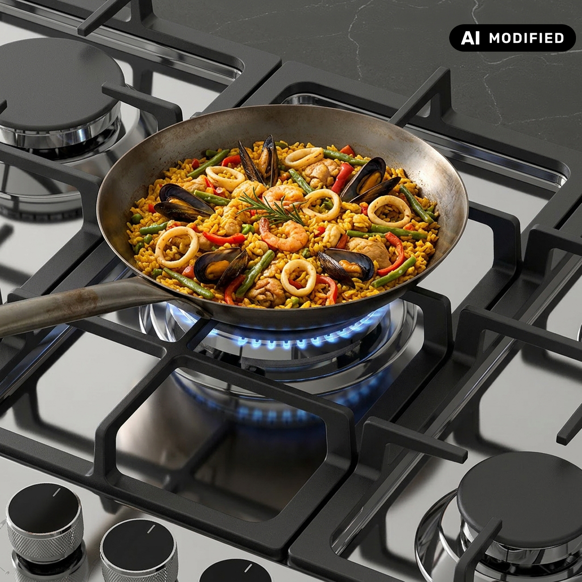 Eine Pfanne mit Meeresfrüchte-Paella kocht auf einem blauen Gasherd.