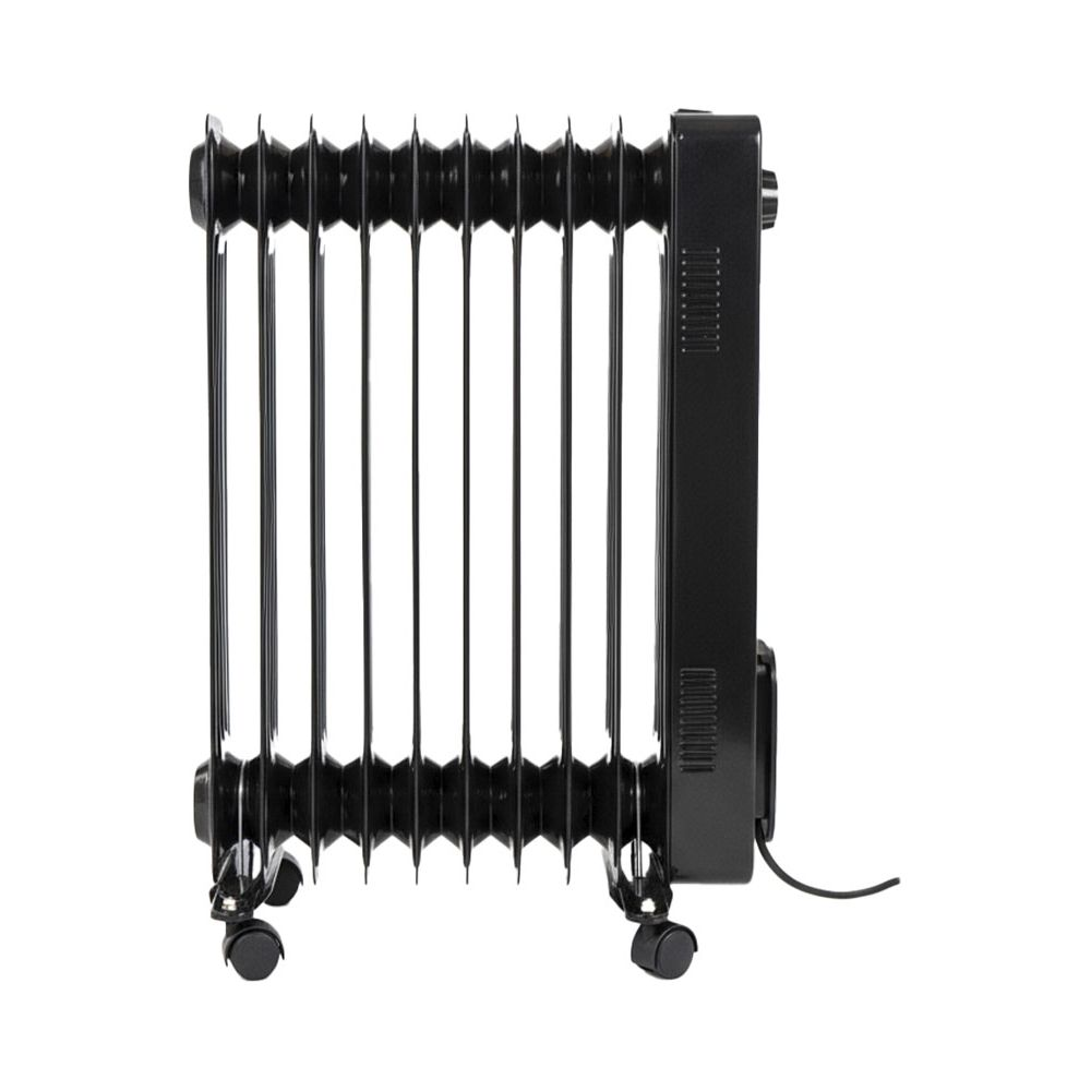 Ein schwarzer Ölradiator mit Rollen und sichtbaren Lamellen auf weißem Hintergrund.