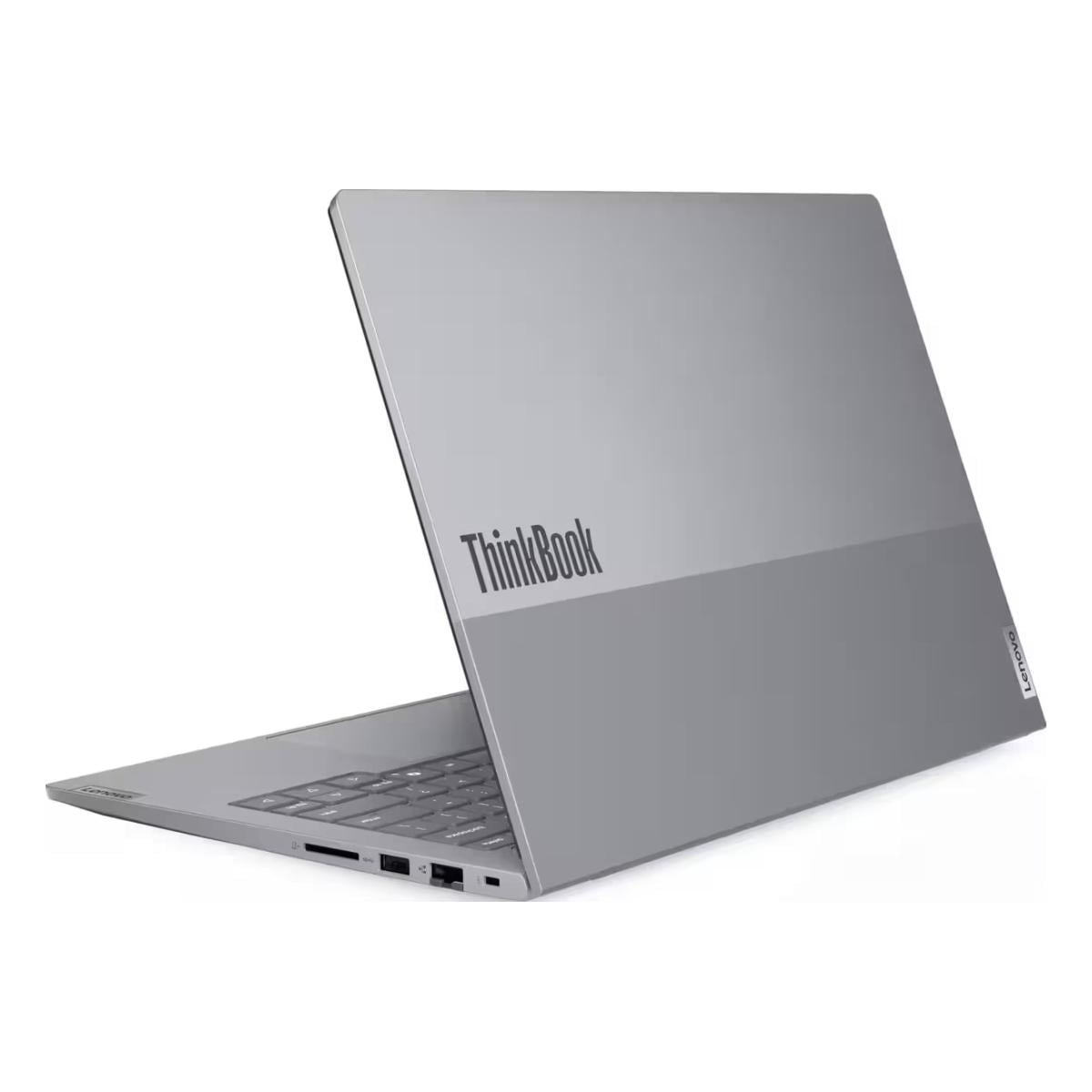 Ein silberner Lenovo ThinkBook Laptop steht auf weißem Grund; das Logo ist auf dem Deckel und der Tastatur sichtbar.