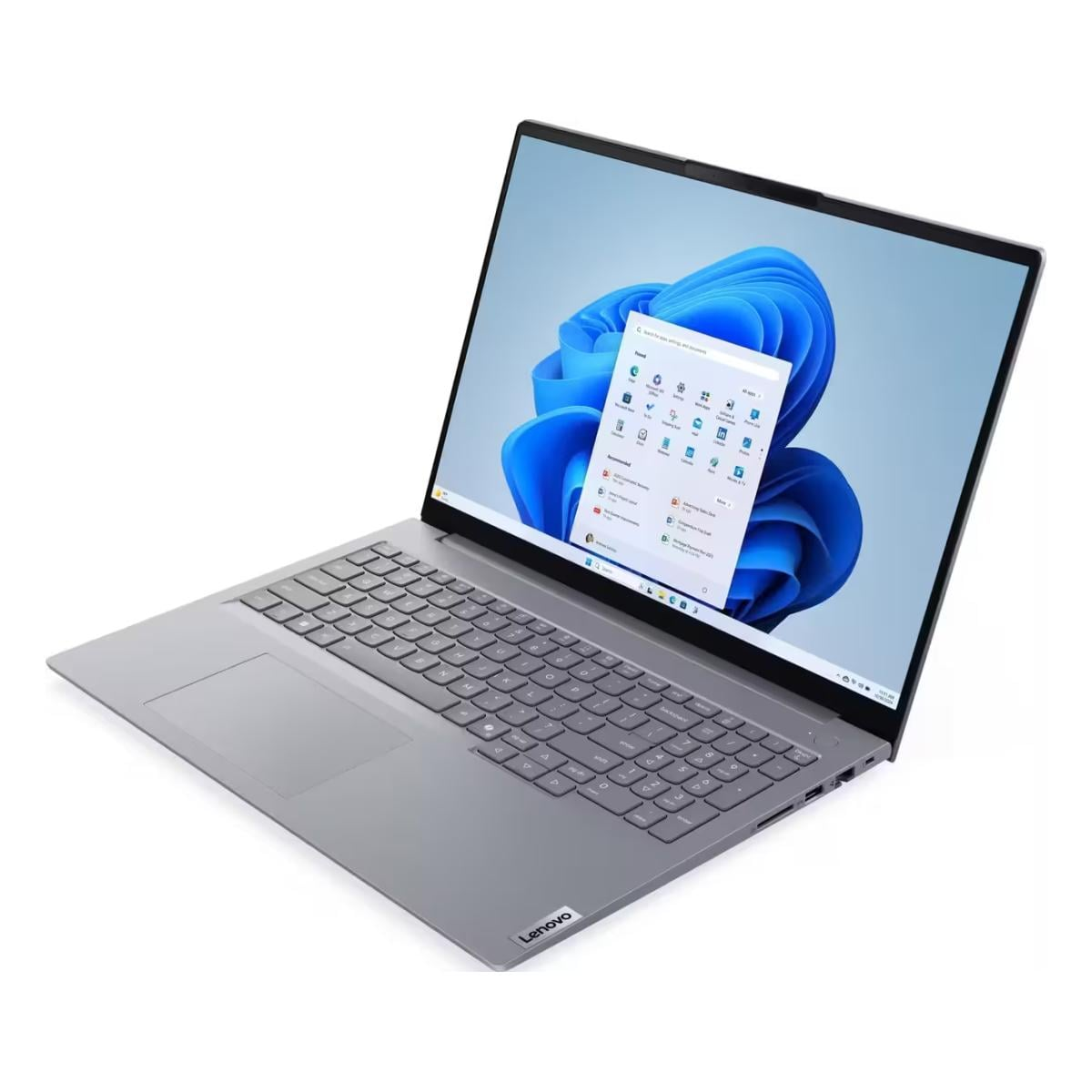 Ein silberner Lenovo-Laptop steht auf einer weißen Oberfläche und zeigt den Windows 11-Desktop mit blauem Hintergrund.