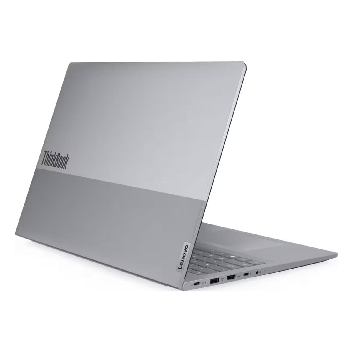 Ein silberner Lenovo ThinkBook Laptop steht halb geöffnet auf weißem Hintergrund, mit sichtbaren Anschlüssen.