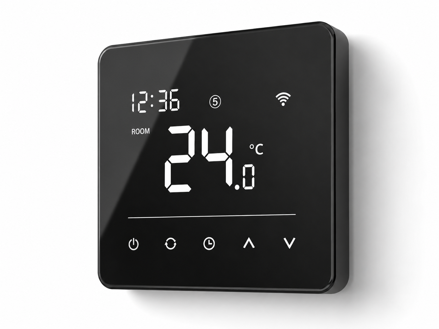 Schwarzes digitales Thermostat an der Wand mit beleuchtetem Display für Temperatur und Uhrzeit.