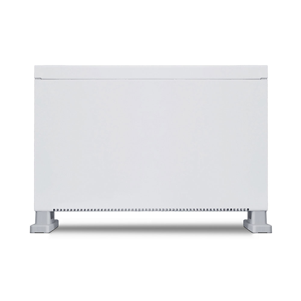 Un termosifone elettrico bianco e rettangolare su piedini piccoli su sfondo bianco.
