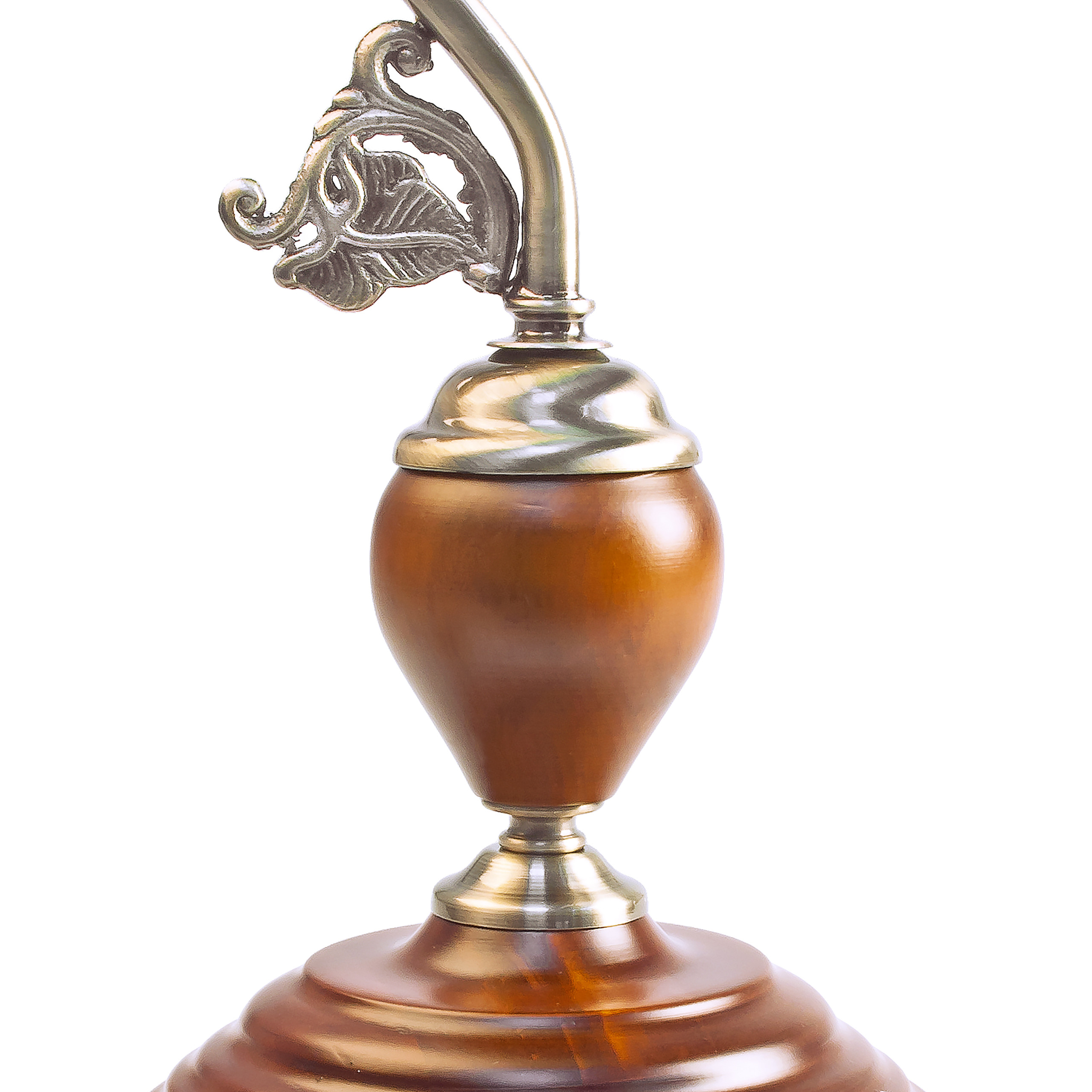 Eine dekorative Holzlampe mit geschwungenem Metalldesign und einem Blatt-Ornament auf weißem Hintergrund.