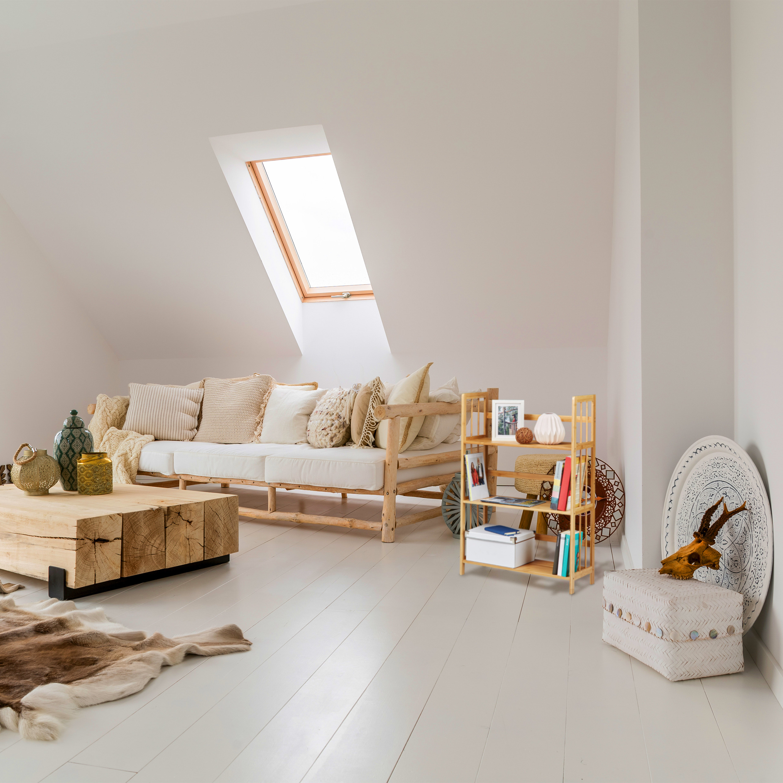Dachzimmer mit weißem Holzboden, weißem Sofa, Holztisch, Regal und Dachfenster.