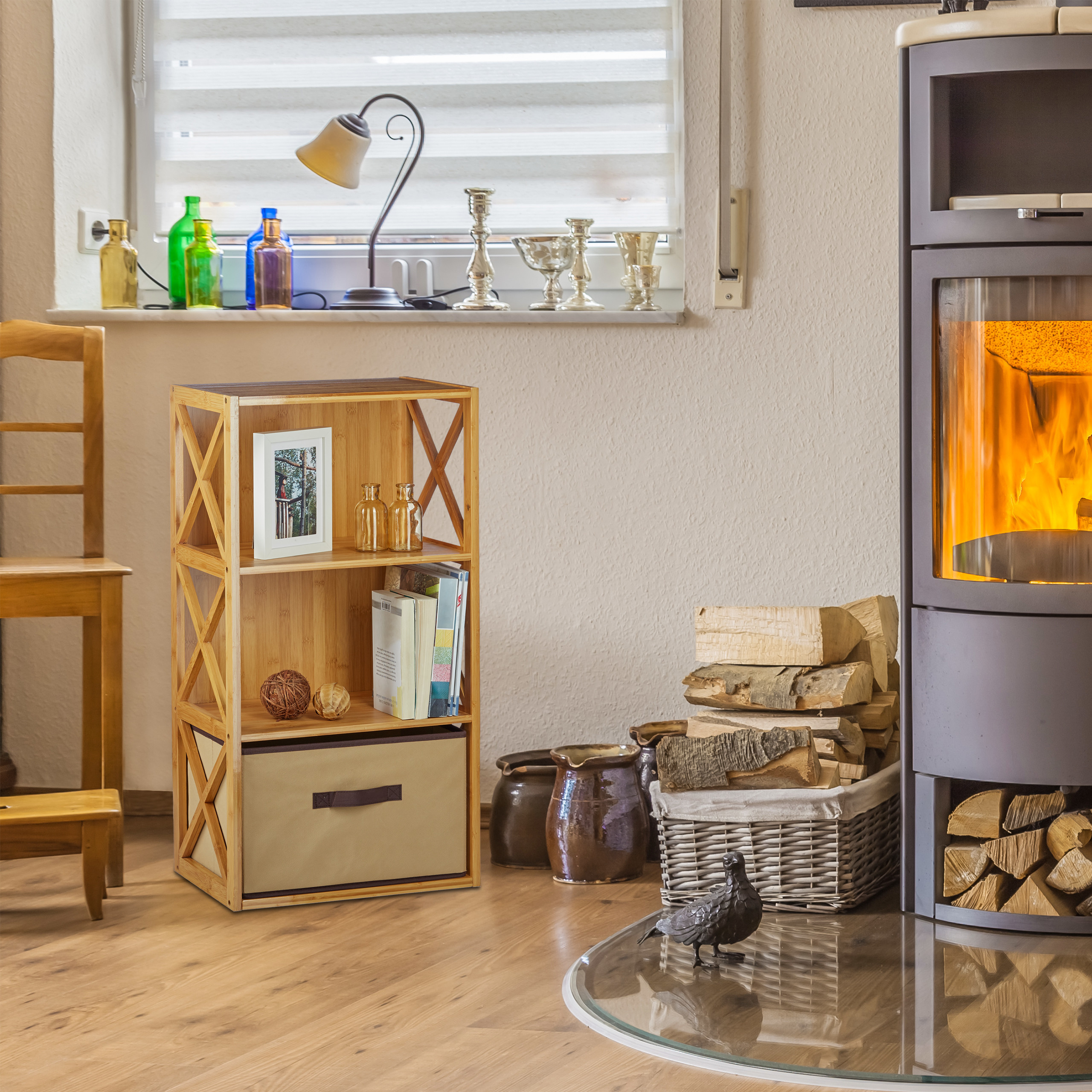 Wohnzimmer mit Kamin, Holzbücherregal, gestapeltem Holz und Fenster mit Dekoration.