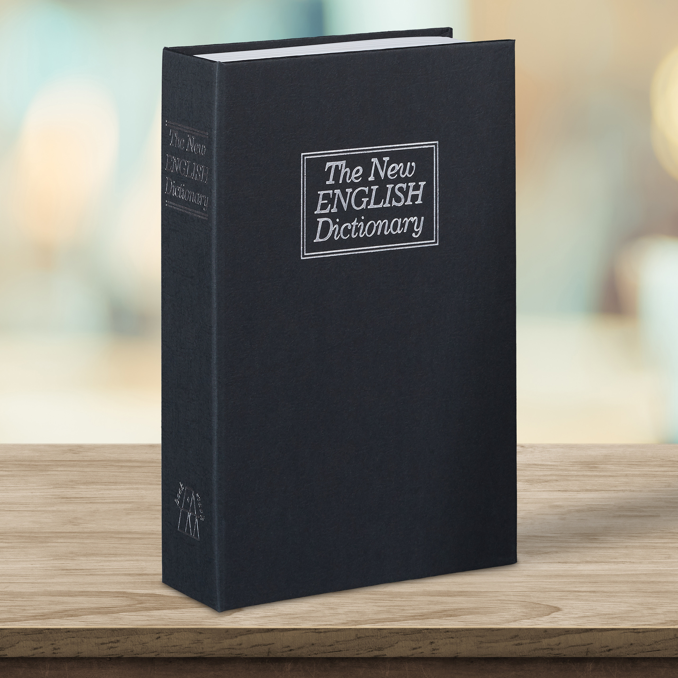 Ein schwarzes Buch mit dem Titel The New English Dictionary steht auf einem Holztisch vor einem verschwommenen Hintergrund.