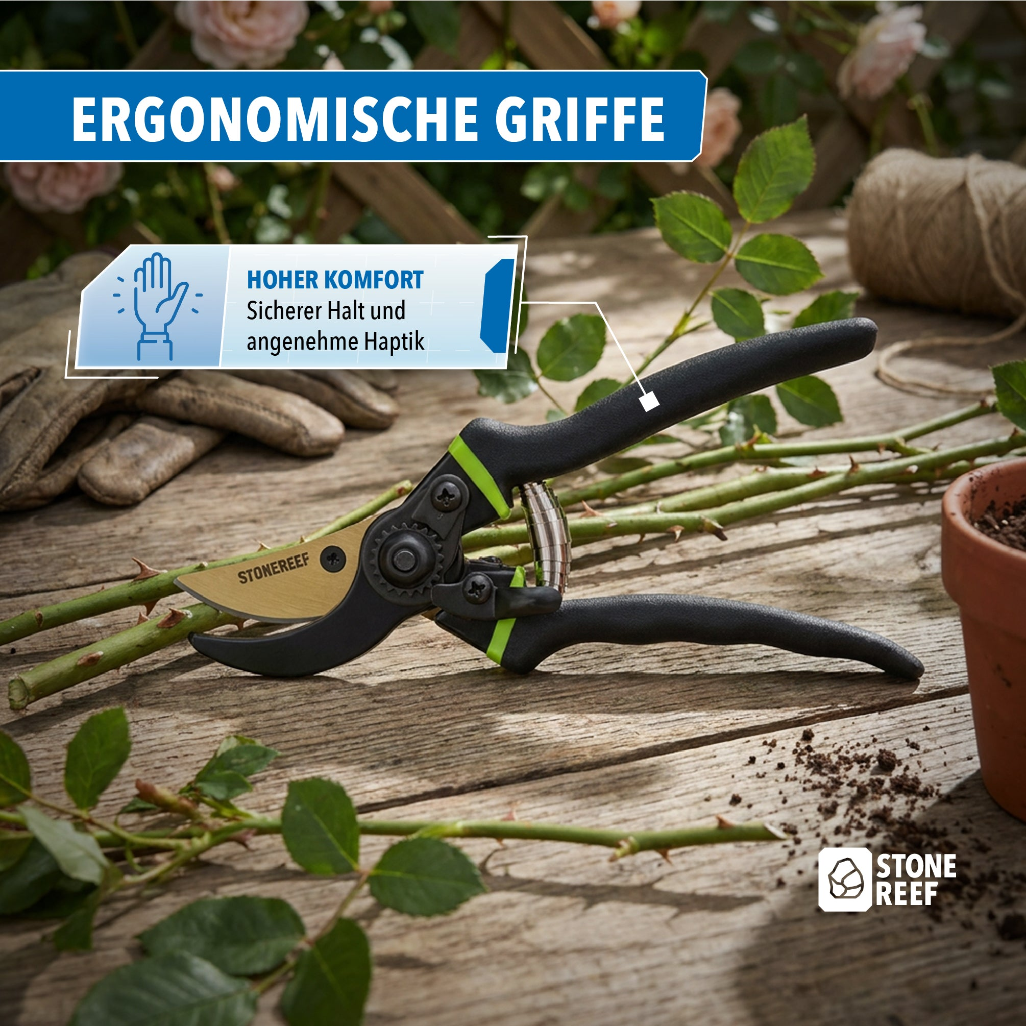 Stonereef Gartenschere auf Holztisch mit Rosenzweigen und Gartenhandschuhen.