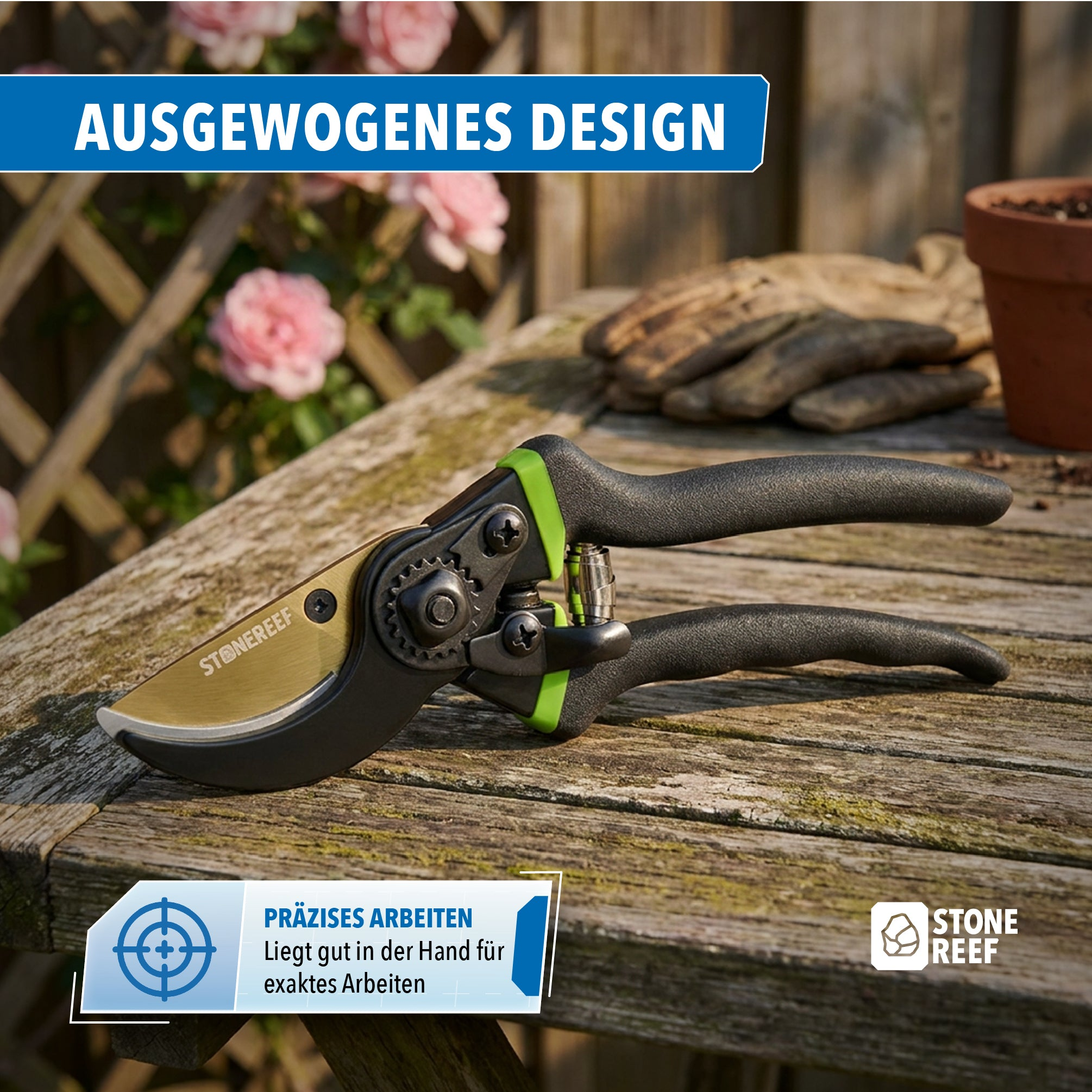 Gartenschere mit goldenen Klingen und schwarzen Griffen auf Holztisch, im Hintergrund Blumen und Handschuhe.