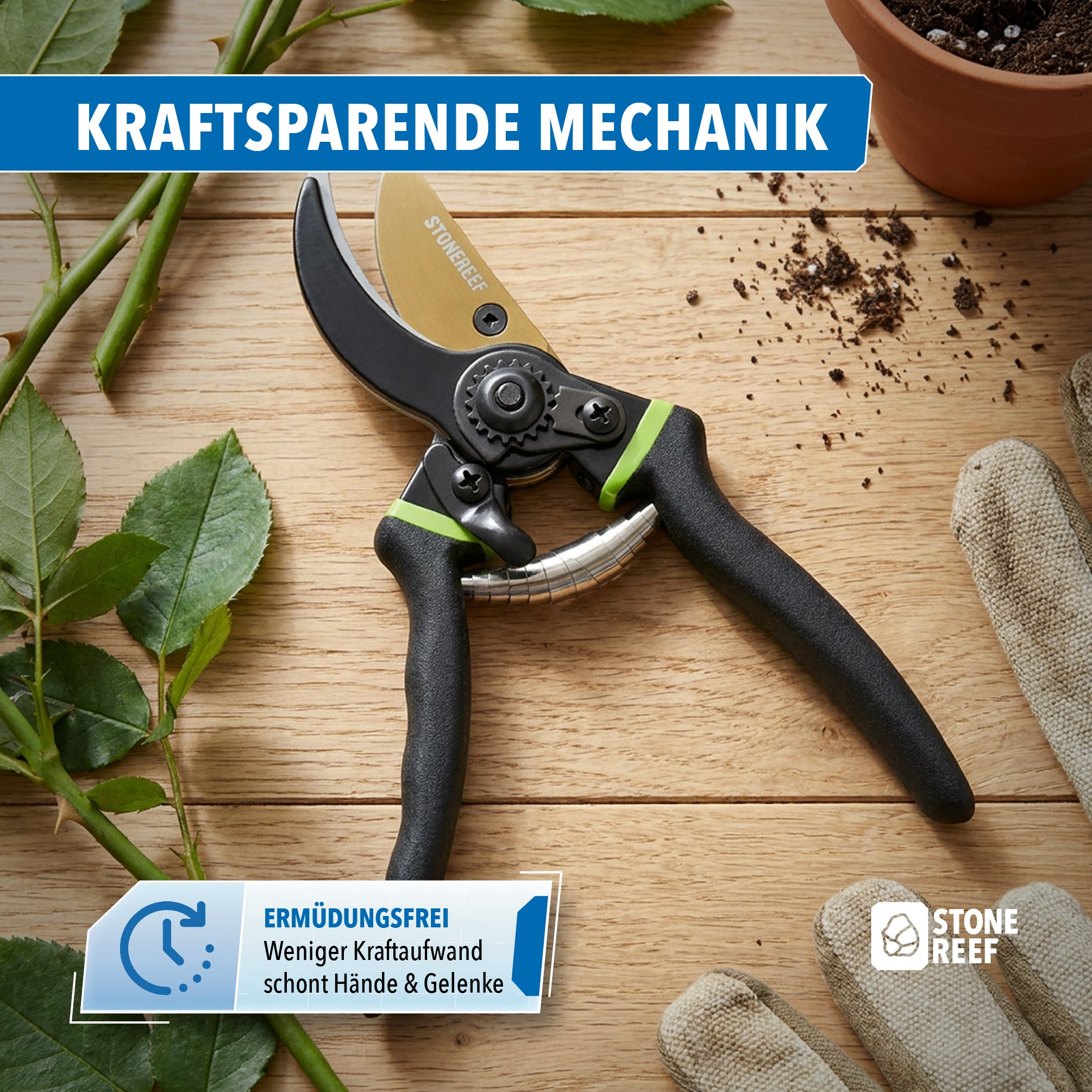 Gartenschere auf Holztisch mit Rosenzweigen, Erdkrümeln und Gartenhandschuhen.