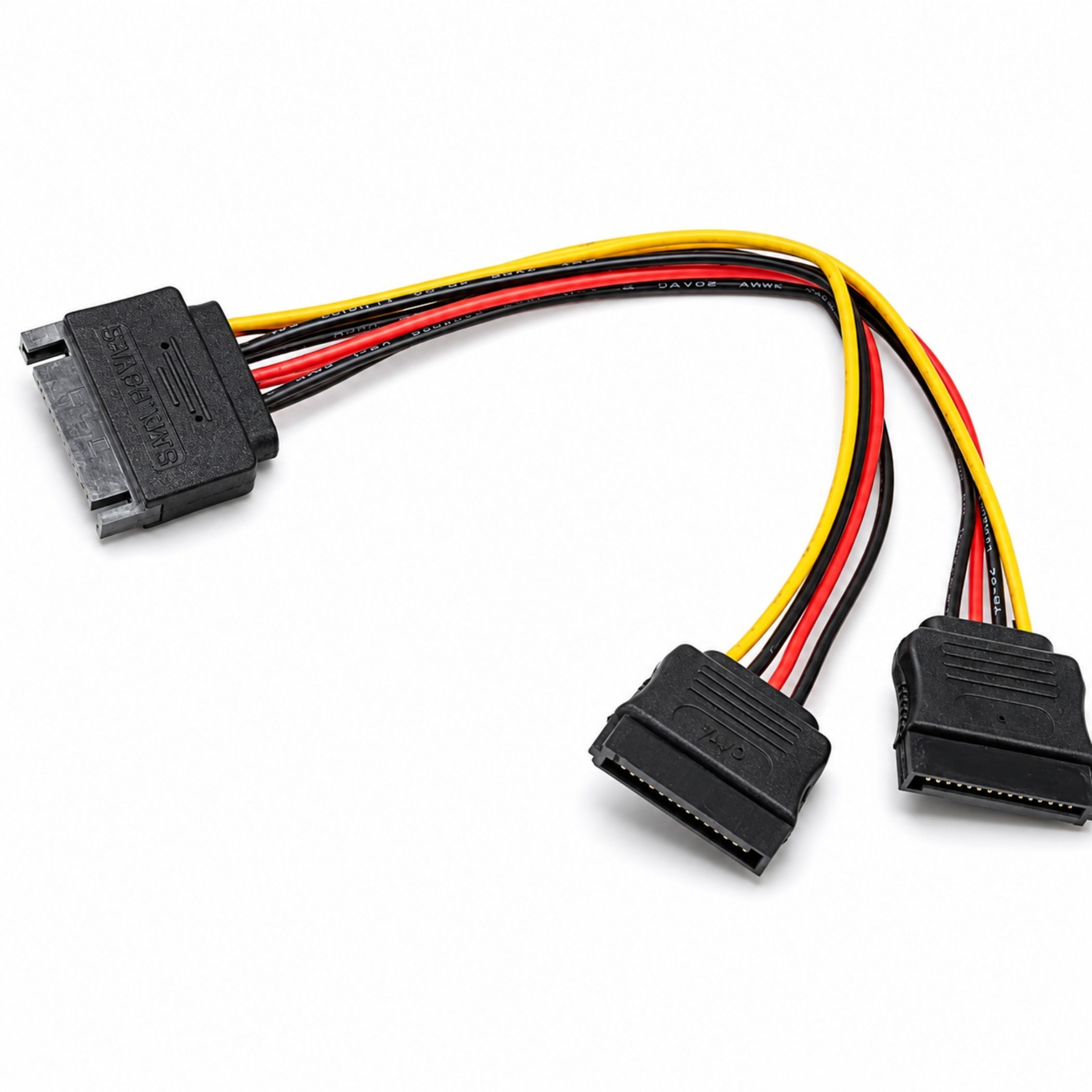 Ein SATA-Stromkabel mit einem Stecker links und zwei Anschlüssen rechts, verbunden durch gelbe, rote und schwarze Kabel.
