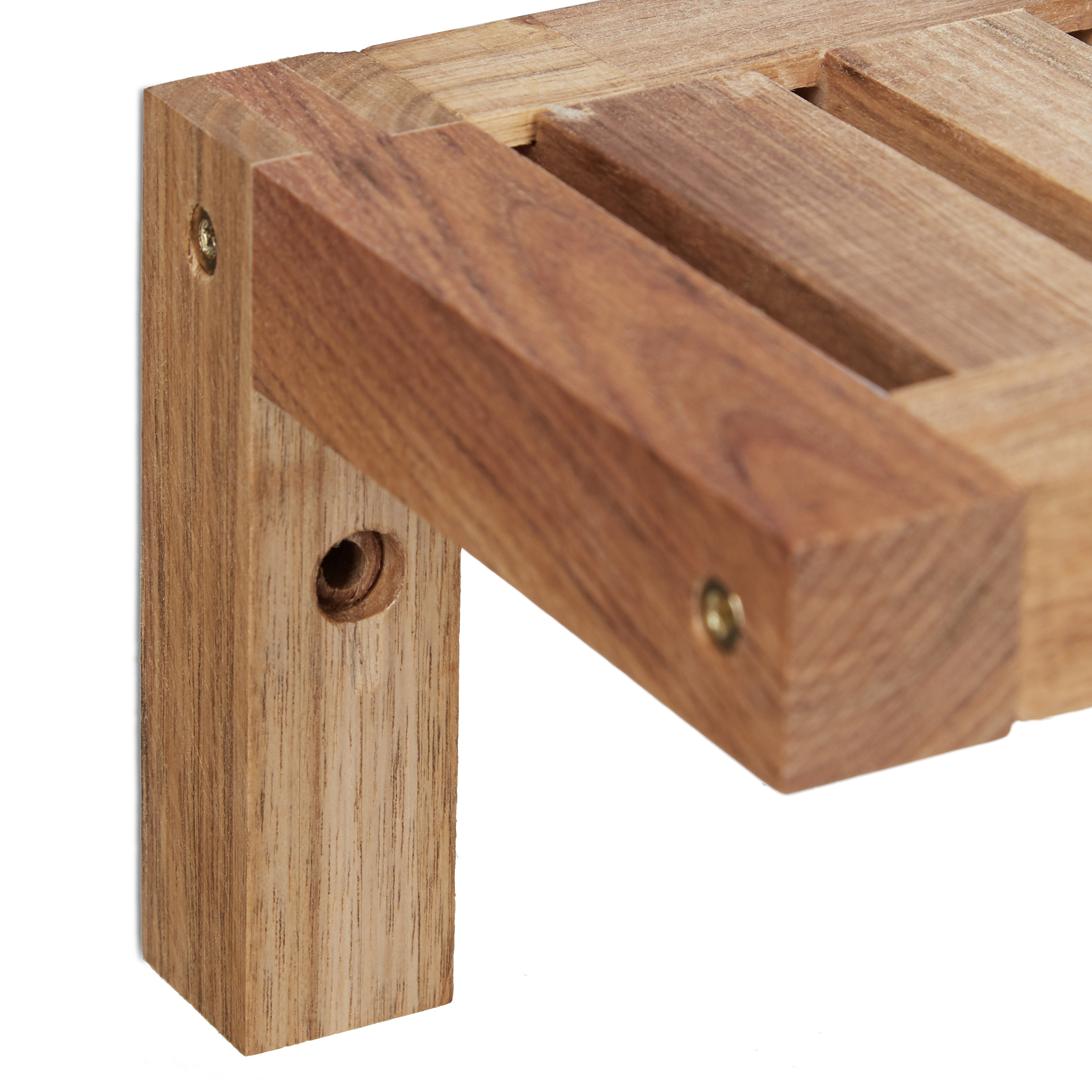 Nahaufnahme einer Holzhalterung mit sichtbaren Schrauben vor weißem Hintergrund.