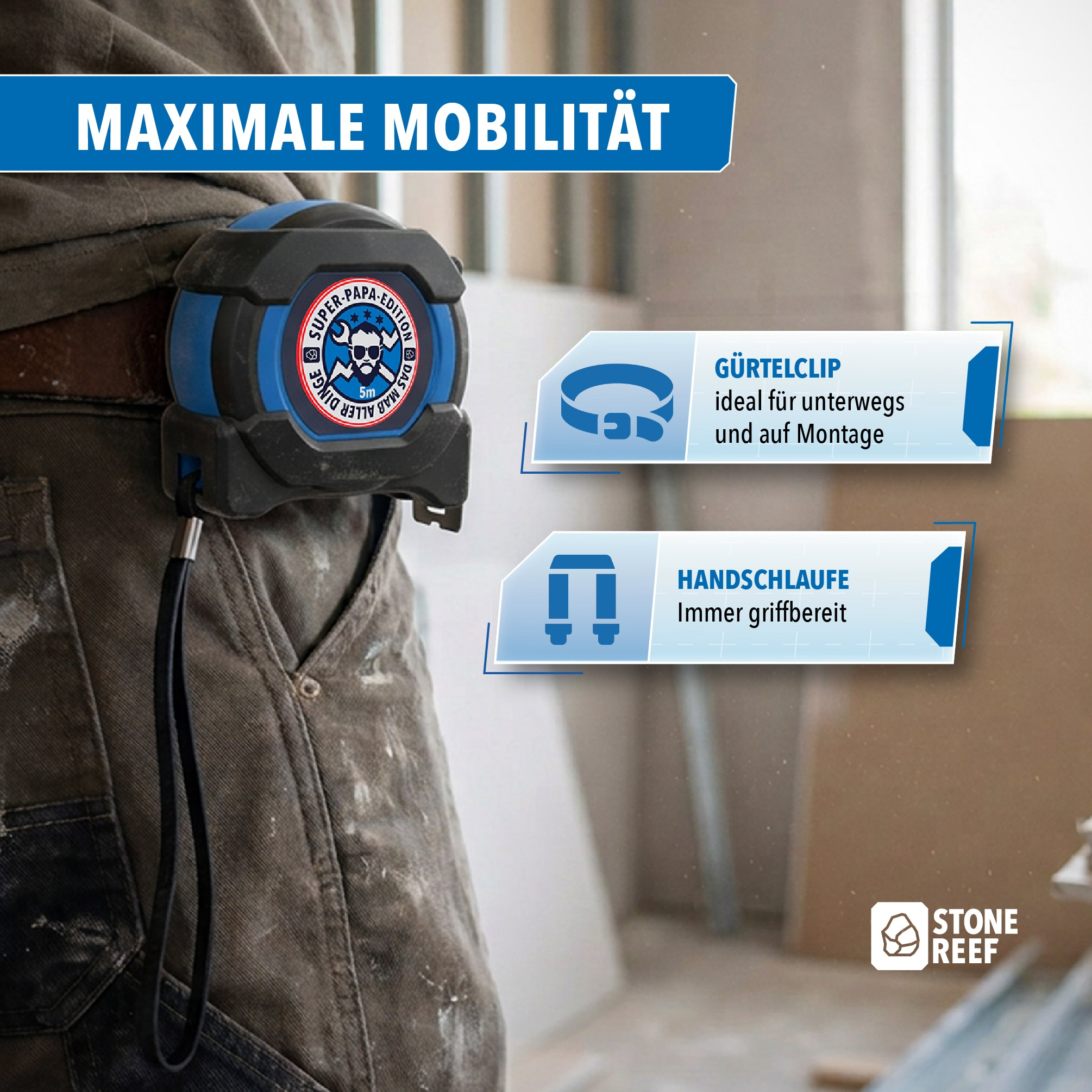 Ein blaues Maßband hängt am Gürtel eines Arbeiters, mit Grafiken für Gürtelclip und Handschlaufe.