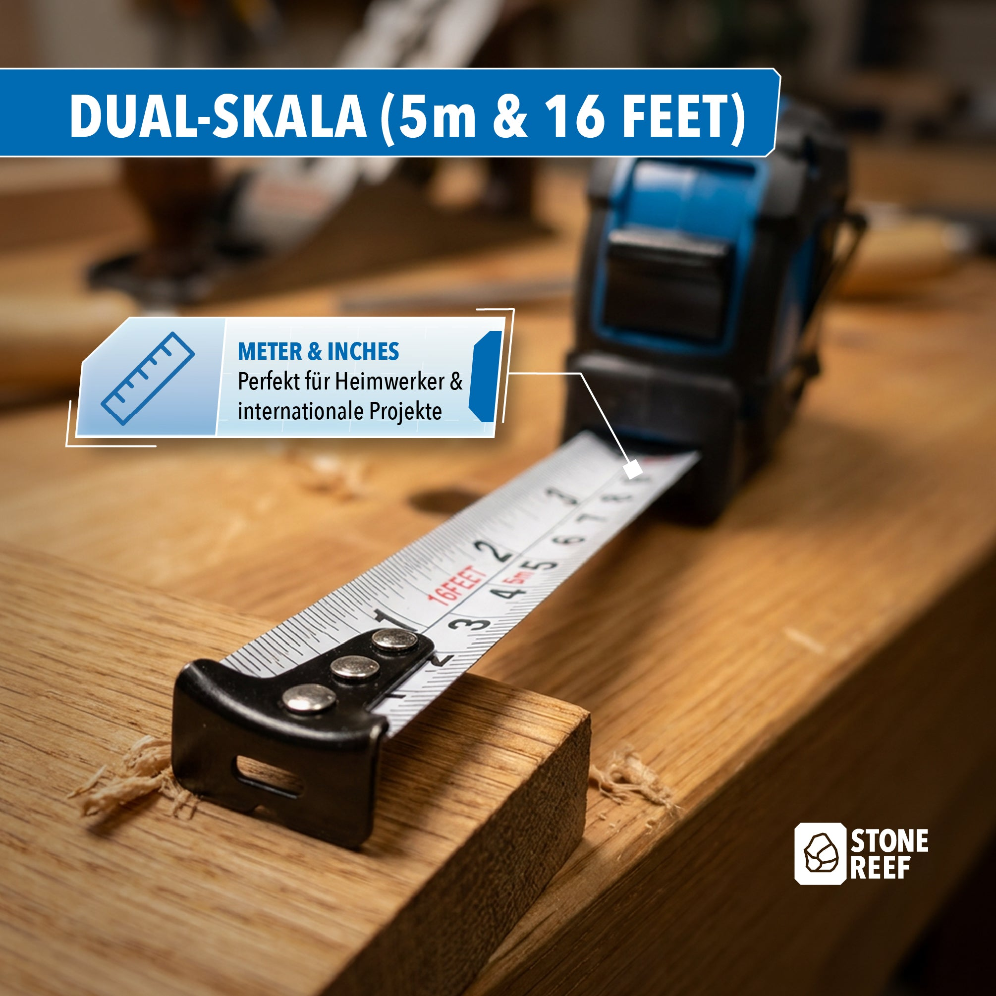 Ein blau-schwarzes Maßband liegt auf einer Werkbank aus Holz, die Skala zeigt Meter und Fuß.