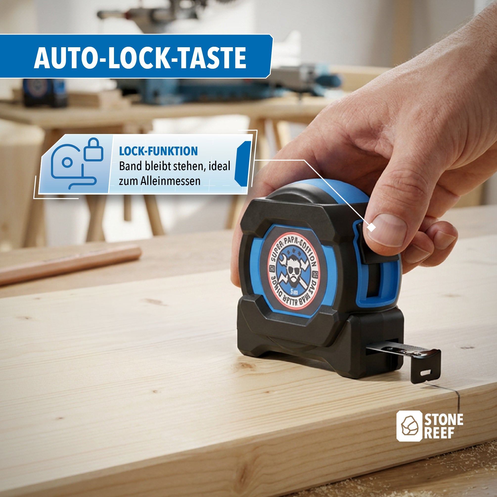 Eine Hand hält ein blau-schwarzes Maßband auf einem Holzbrett, mit Werkzeuggrafiken und deutschem Text.