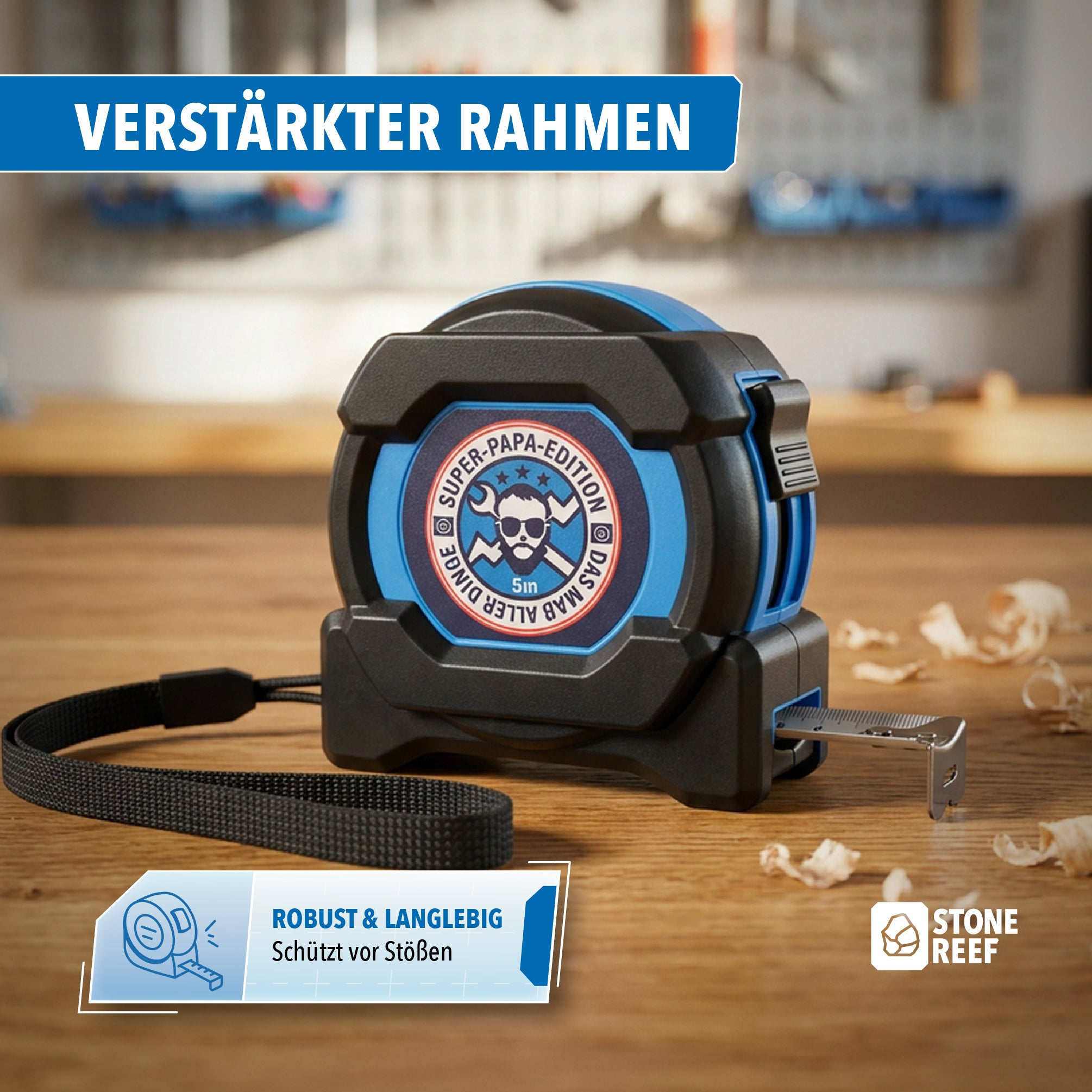 Ein schwarz-blaues Maßband auf einer Werkbank mit Spänen und deutschen Textüberlagerungen.