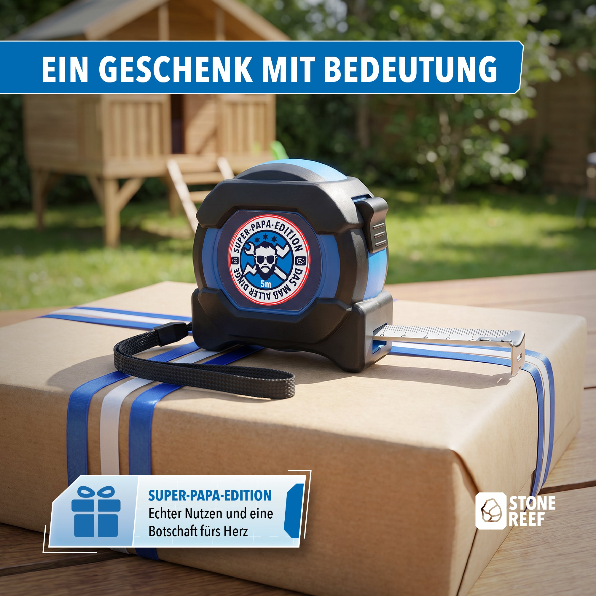 Ein blau-schwarzes Maßband liegt auf einem verpackten Geschenk mit blauer Schleife im Garten.
